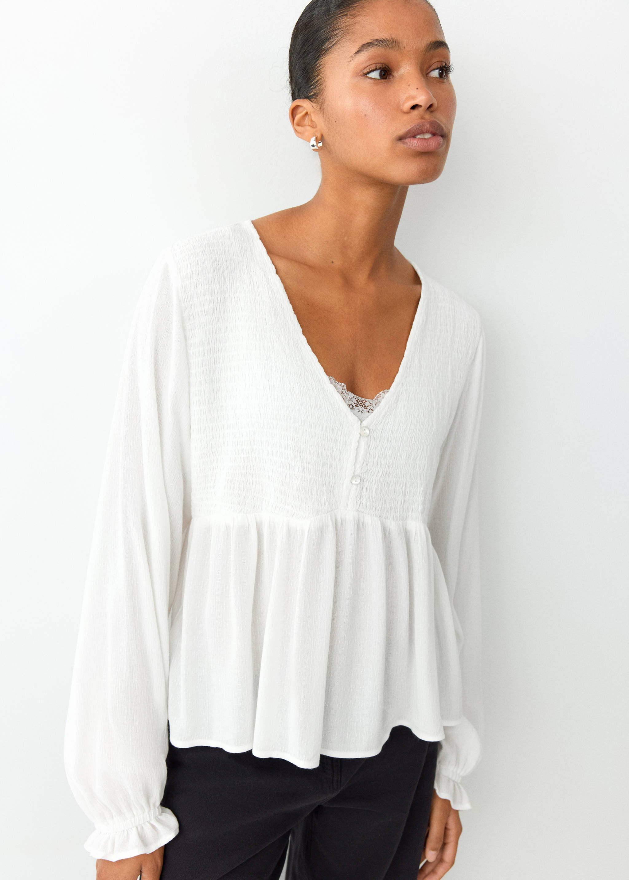 Gathered blouse with V-neckline - Medium plane