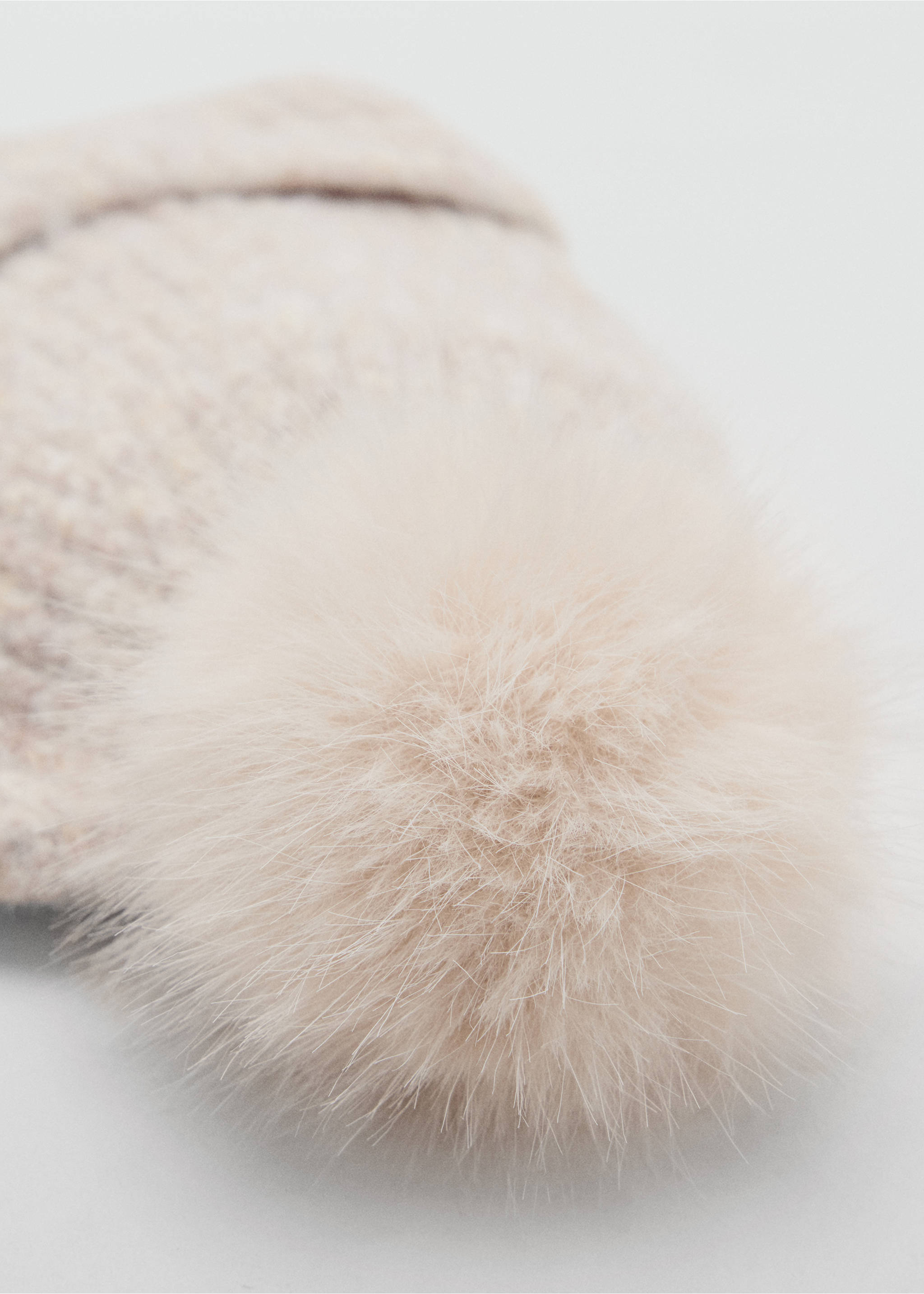 Pom pom cable-knit beanie - Details of the article 1, Sand. Ref: 37055993-00.