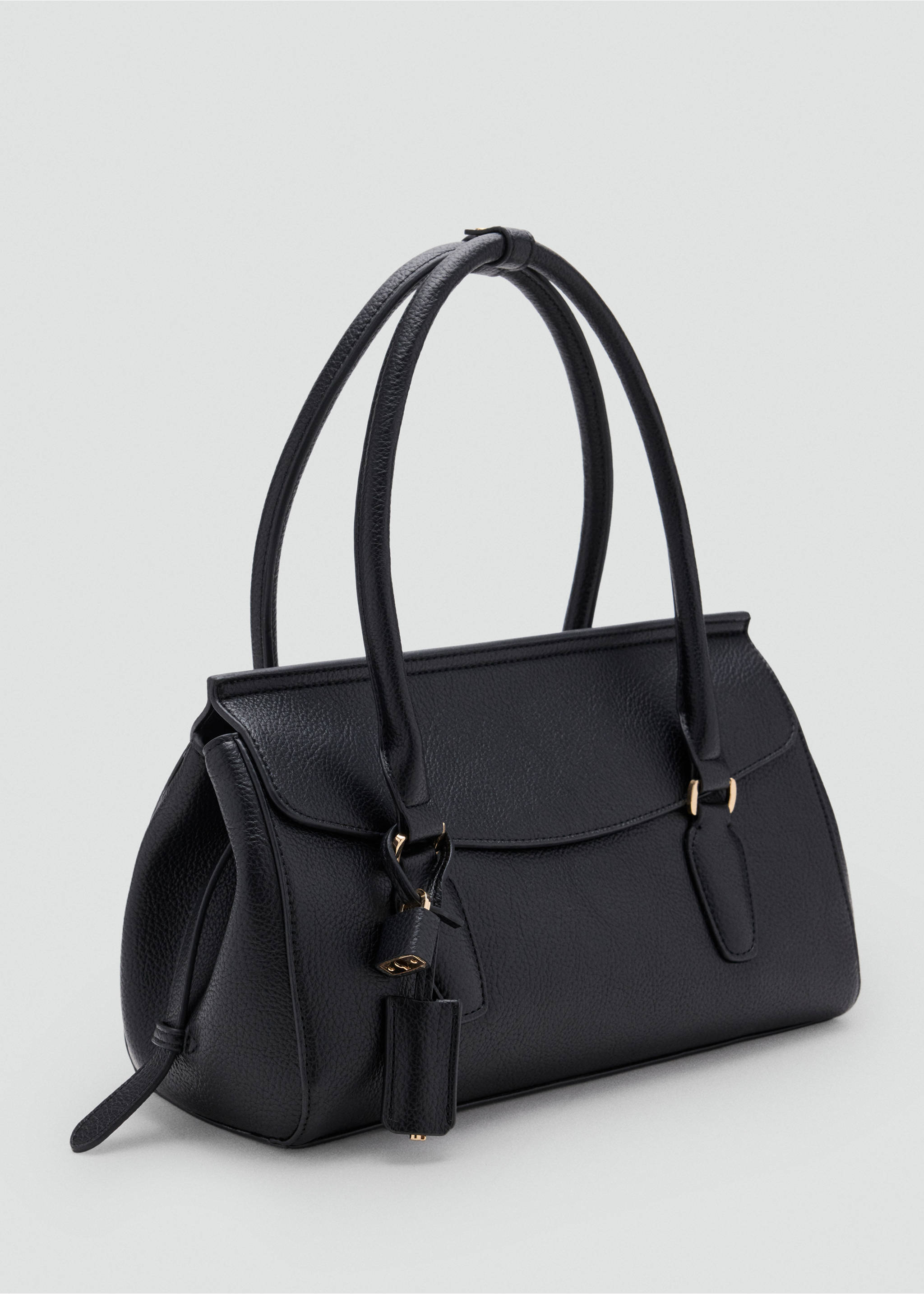Sac bandoulière effet cuir avec détail charm - Plan moyen, Noir. Ref: 37055998-00.