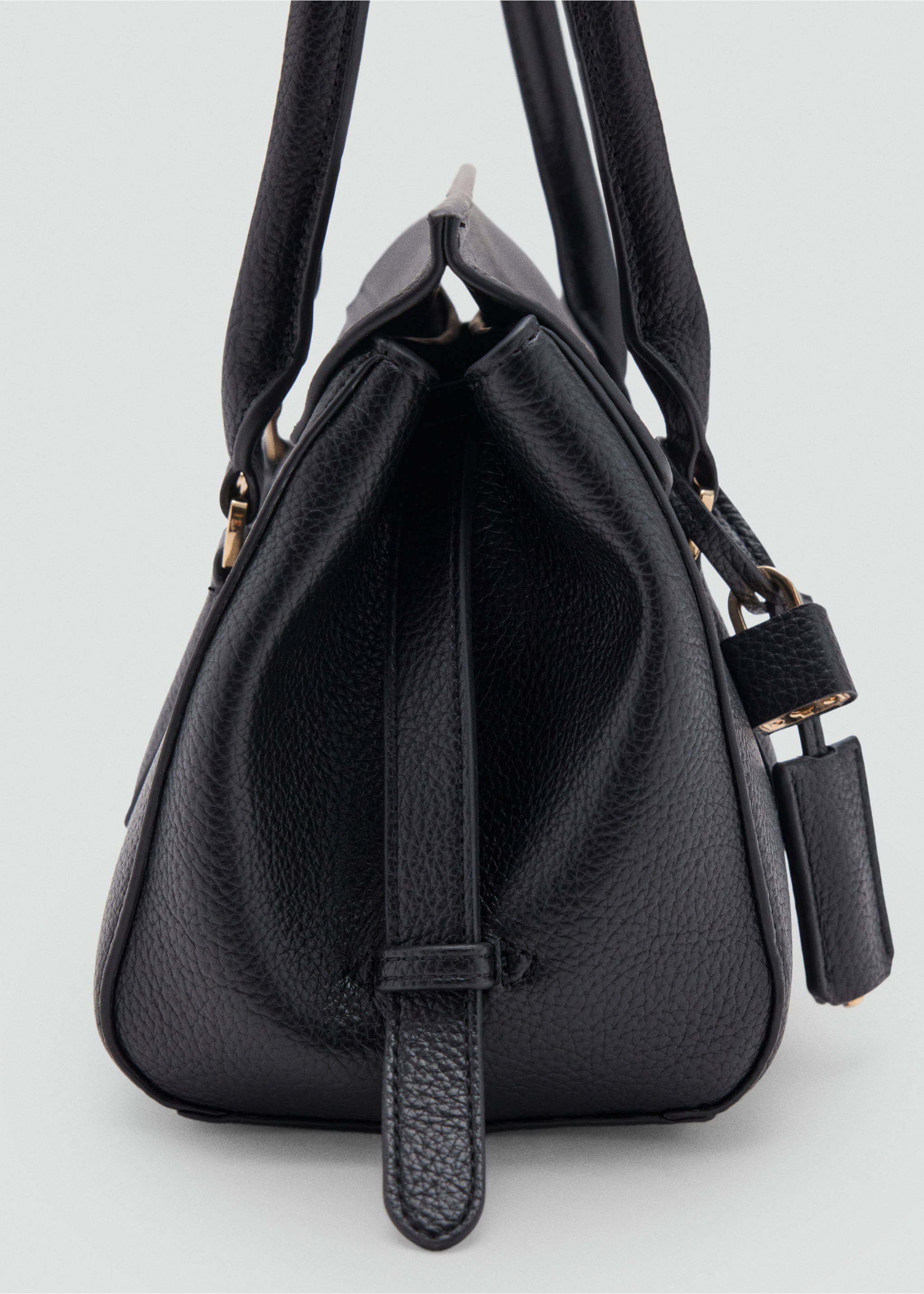 Sac bandoulière effet cuir avec détail charm - Détail de l'article 1, Noir. Ref: 37055998-00.