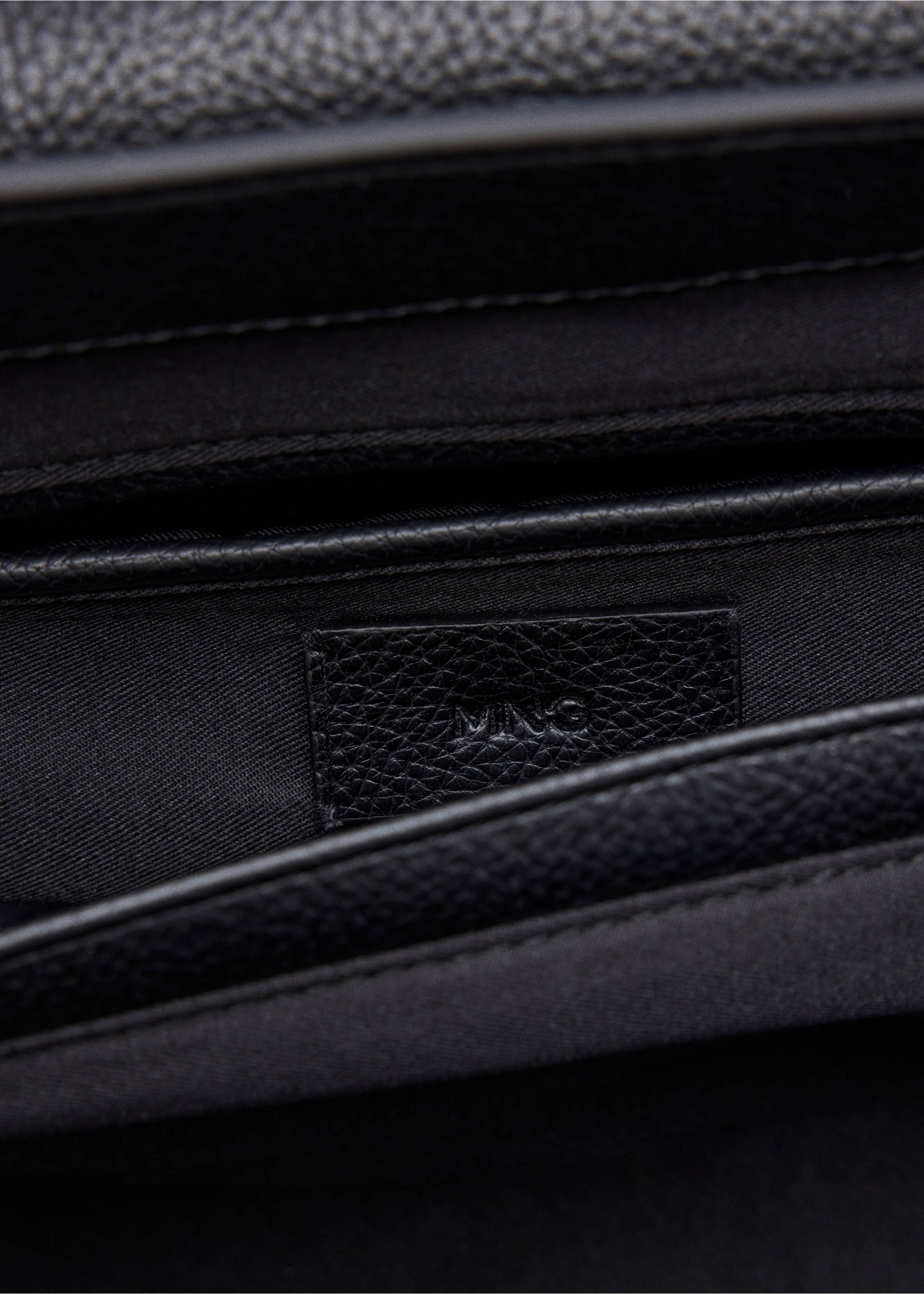 Sac bandoulière effet cuir avec détail charm - Détail de l'article 3, Noir. Ref: 37055998-00.