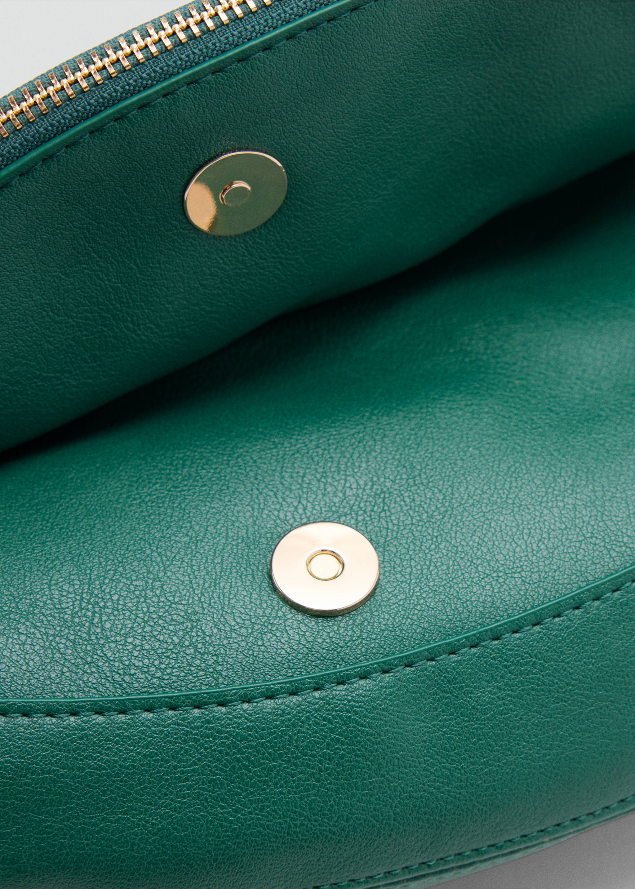 Leather-effect half-moon shoulder bag - Details of the article 2, Emerald Green. Ref: 37056004-00.