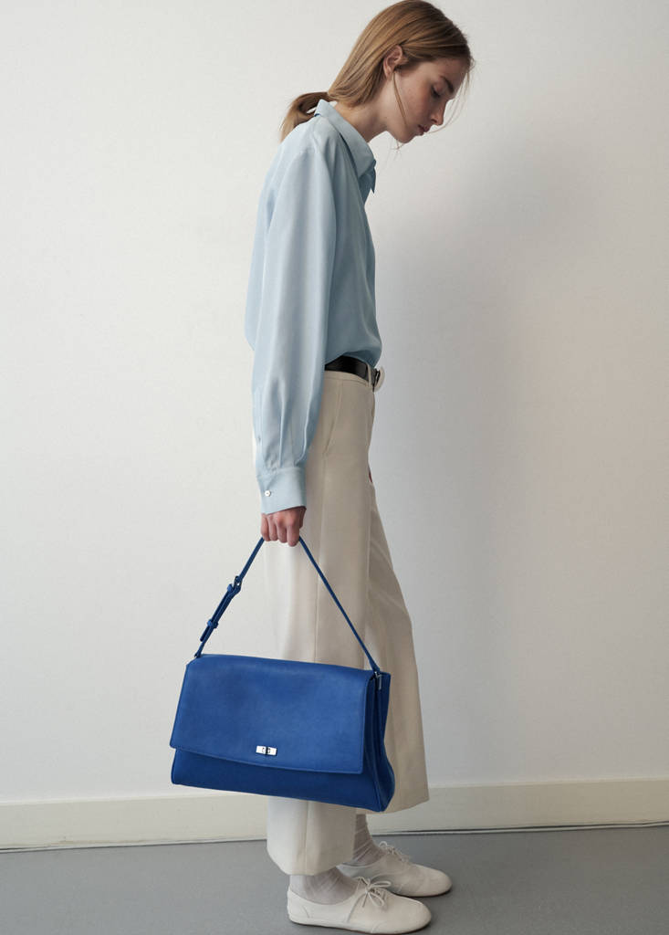 Leather shoulder bag with flap — Vibrant blue