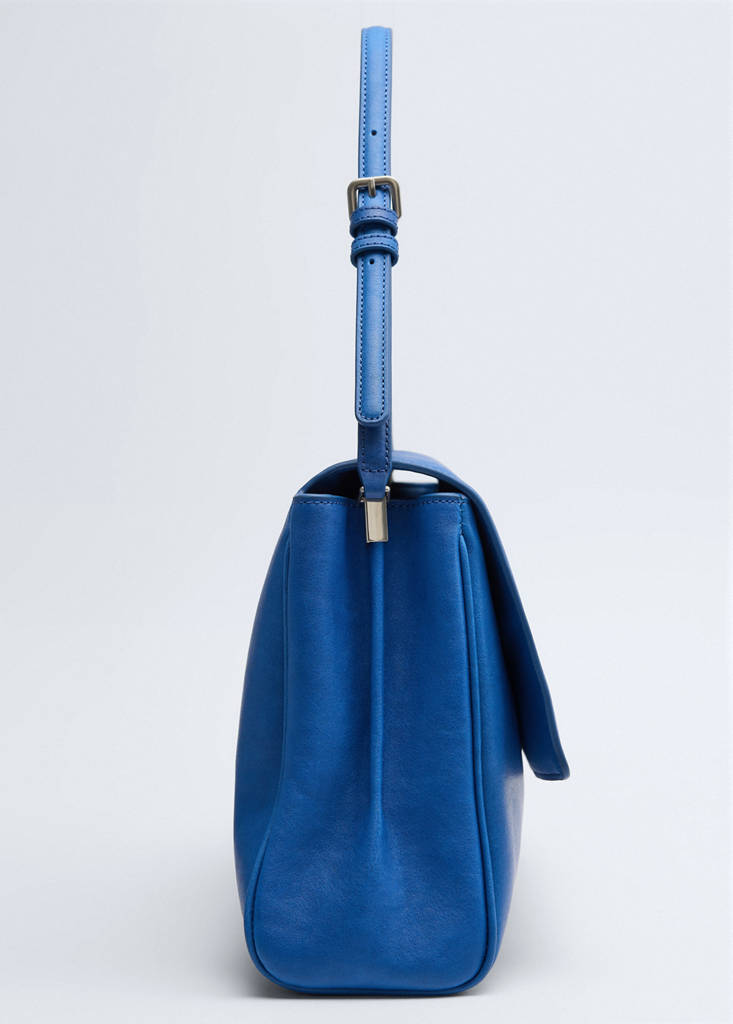 Leather shoulder bag with flap — Vibrant blue