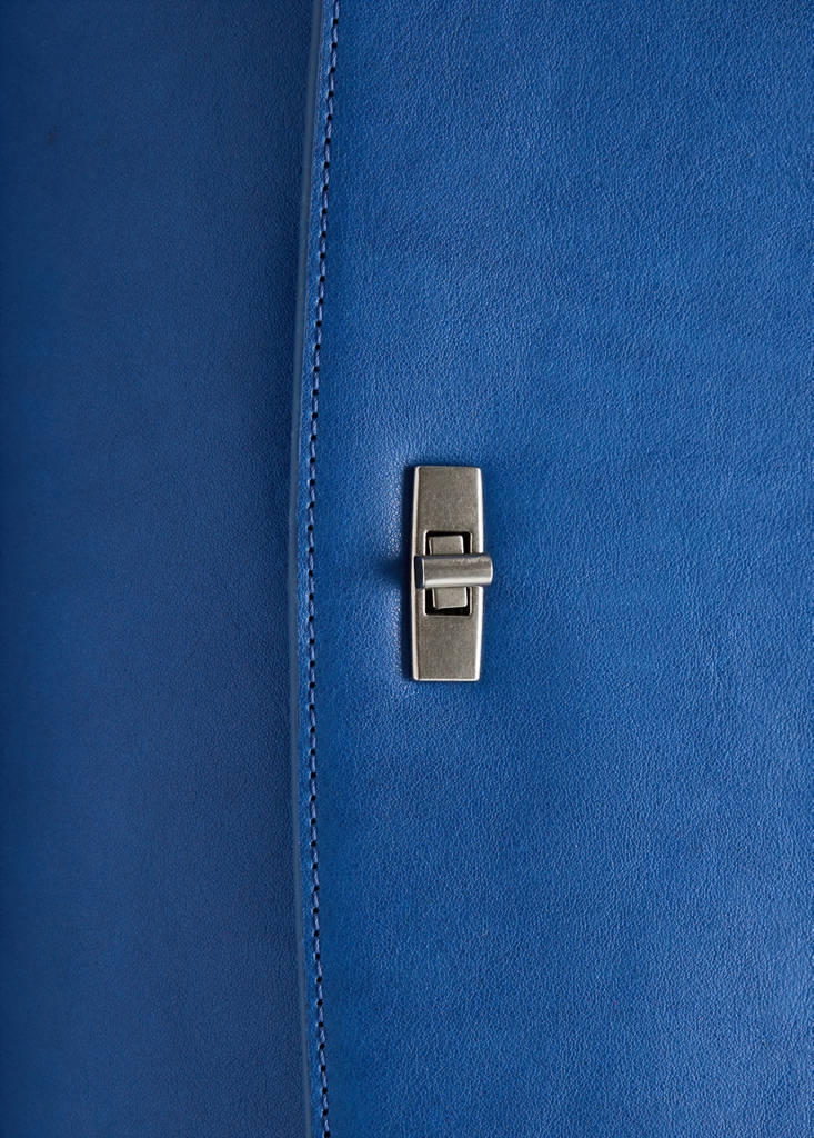 Leather shoulder bag with flap — Vibrant blue