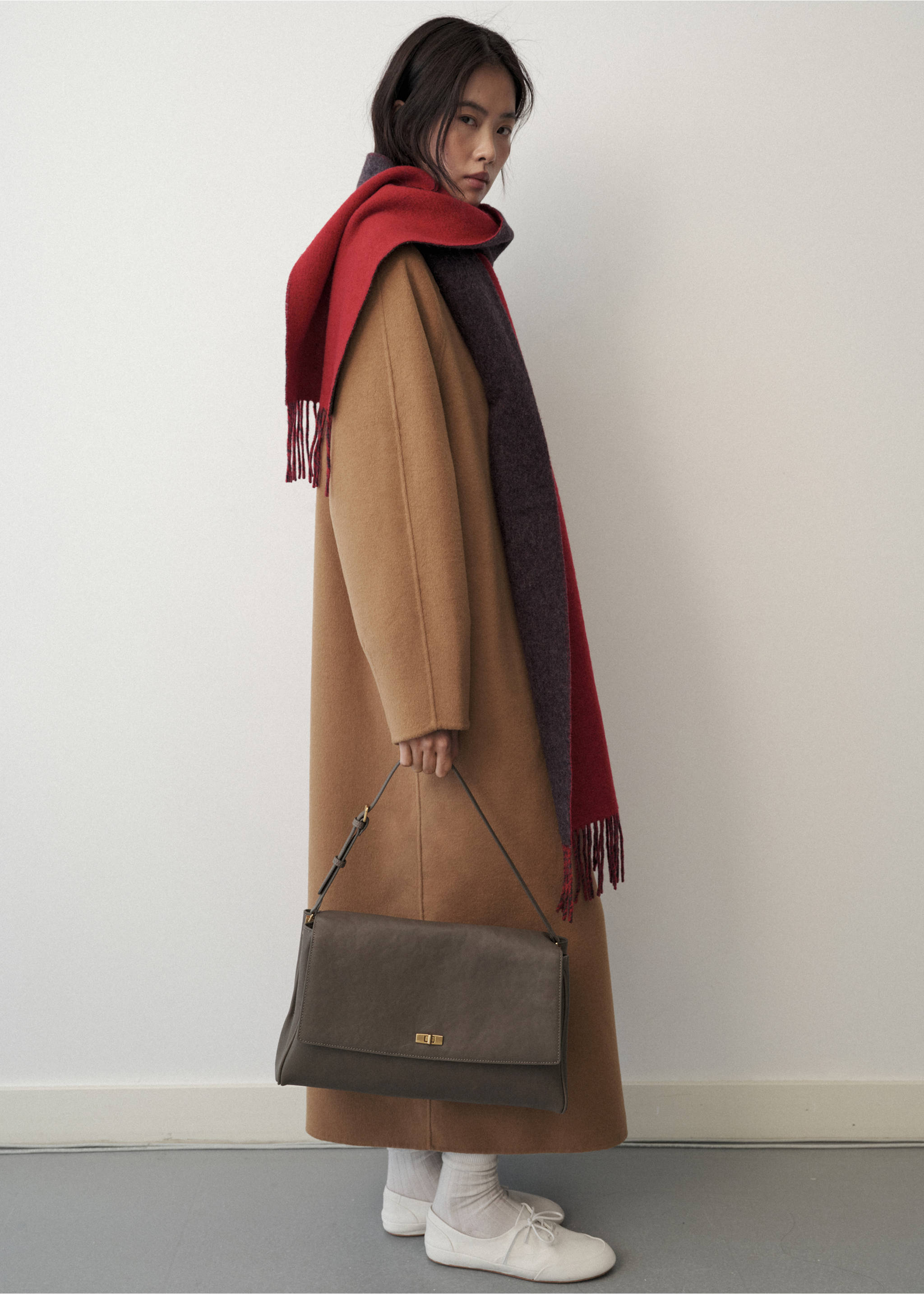 حقيبة كتف جلدية بغطاء - رؤية عامة, رمادي. Ref: 37056005-00.