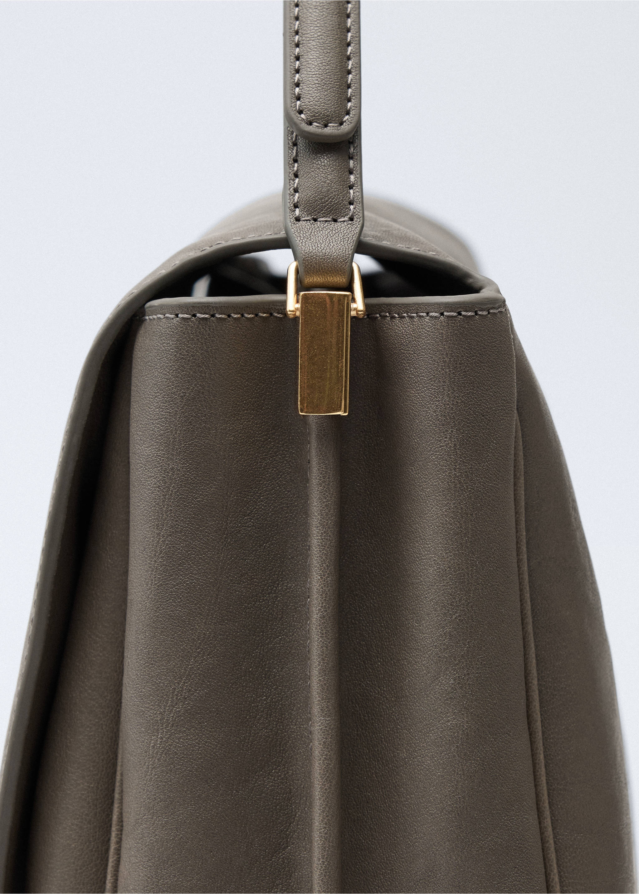 حقيبة كتف جلدية بغطاء - تفاصيل المنتج 1, رمادي. Ref: 37056005-00.
