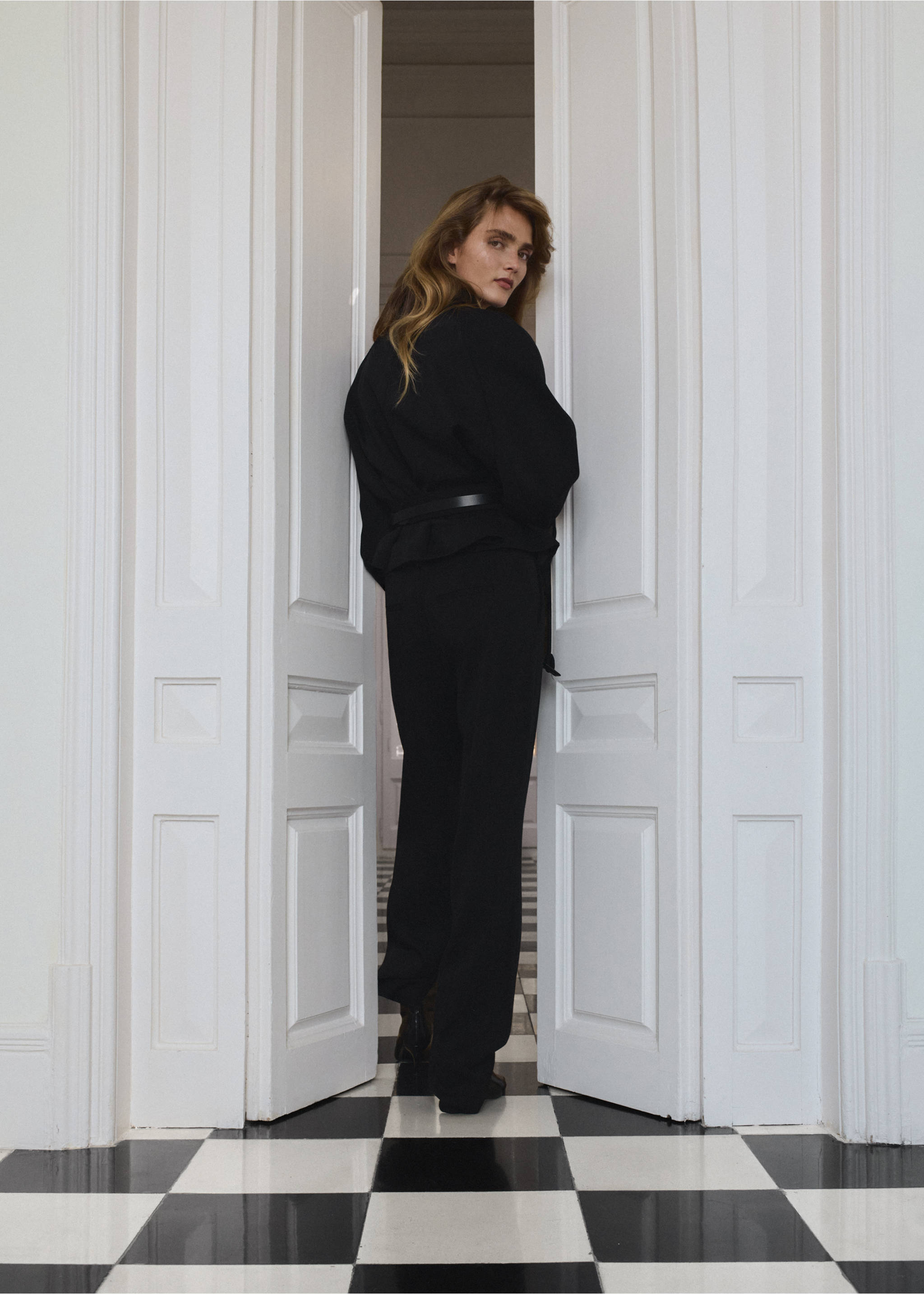 Low-rise straight-leg trousers - Reverse of the article, Black. Ref: 37056014-01.