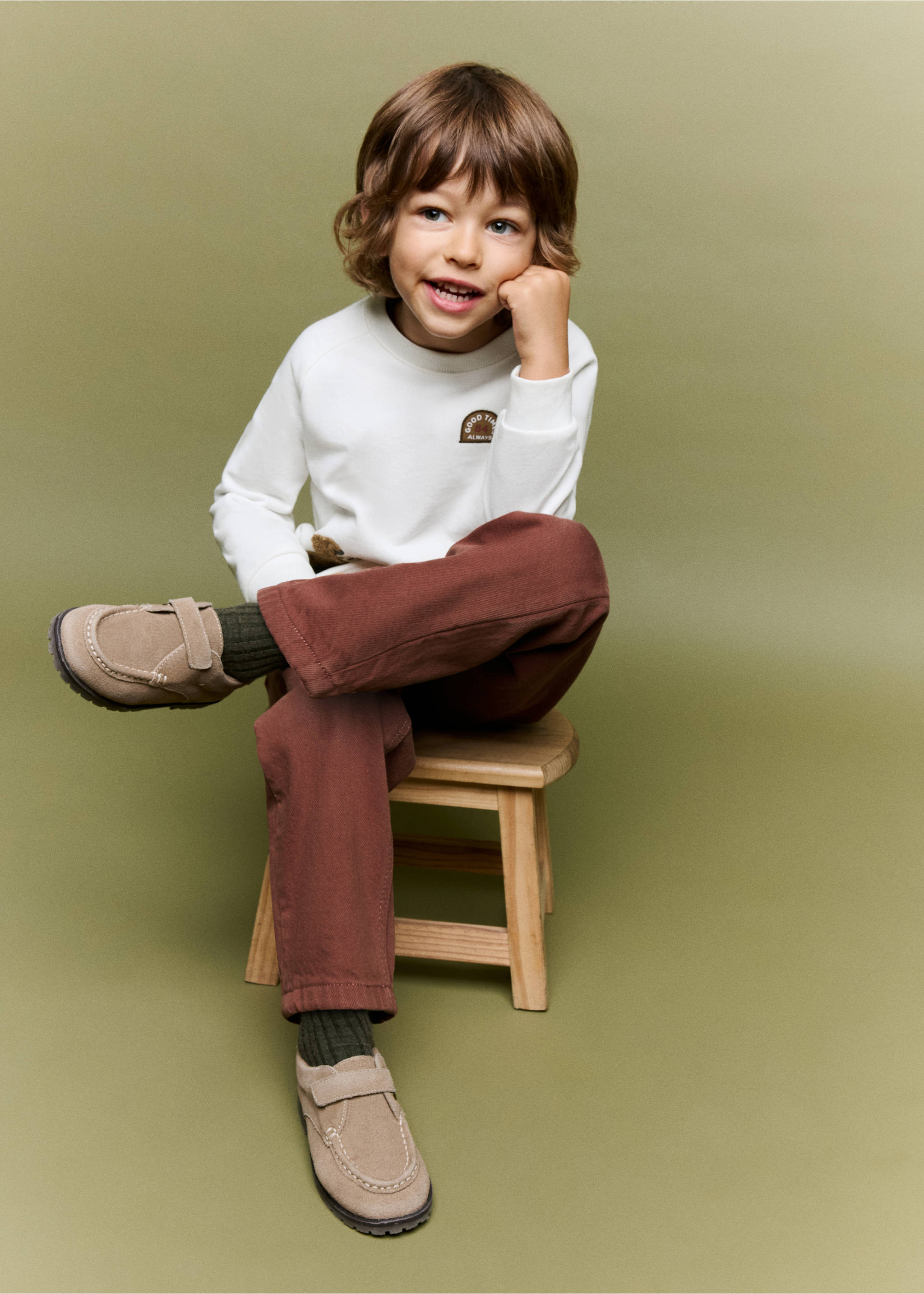 Brown trousers in a straight-leg fit, worn with a white sweatshirt., Wine. Ref: 37056328-00.