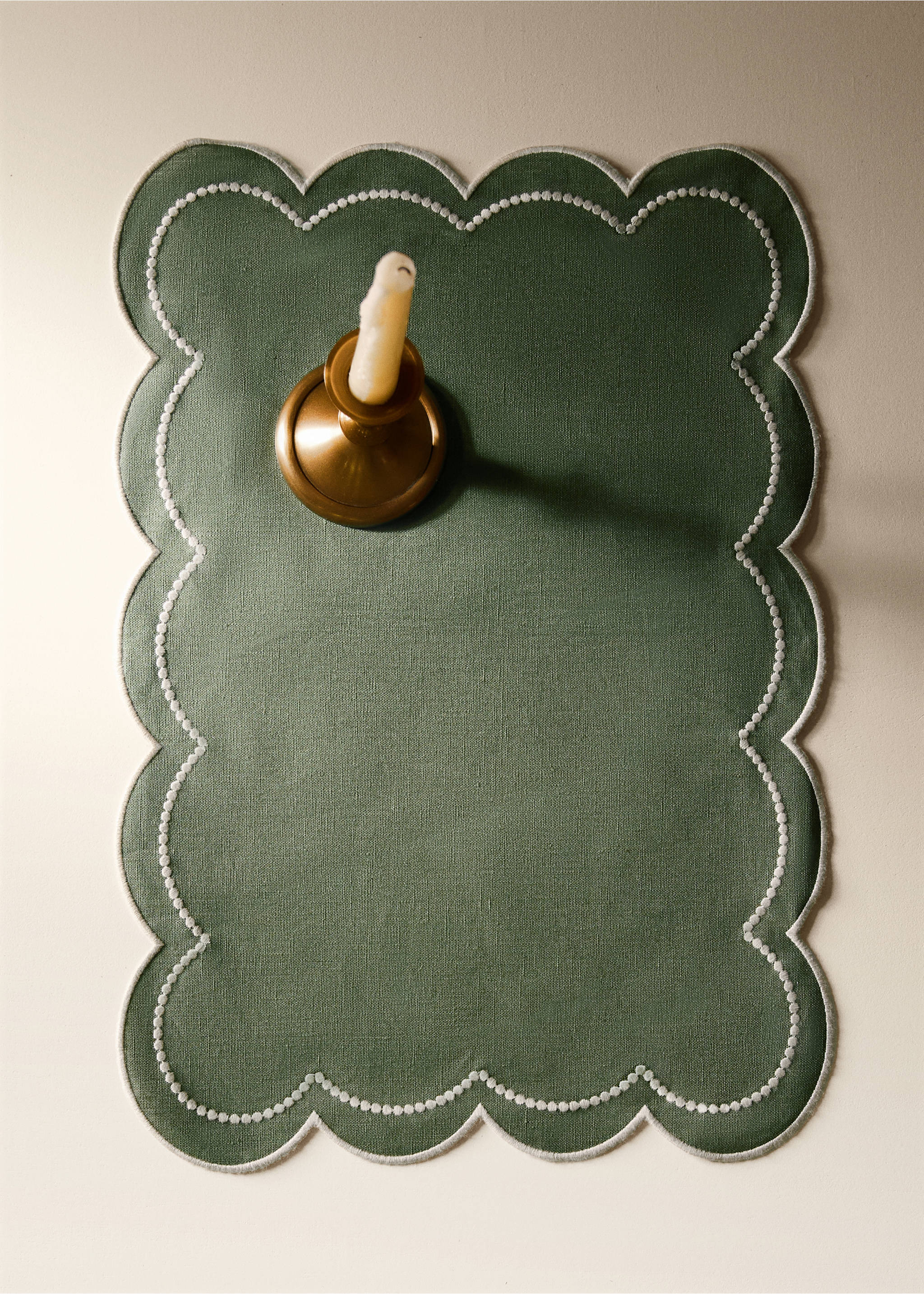 Einzelnes Leinen-Tischset mit besticktem Rand - Allgemeine Ansicht, Grün. Ref: 37056331-00.