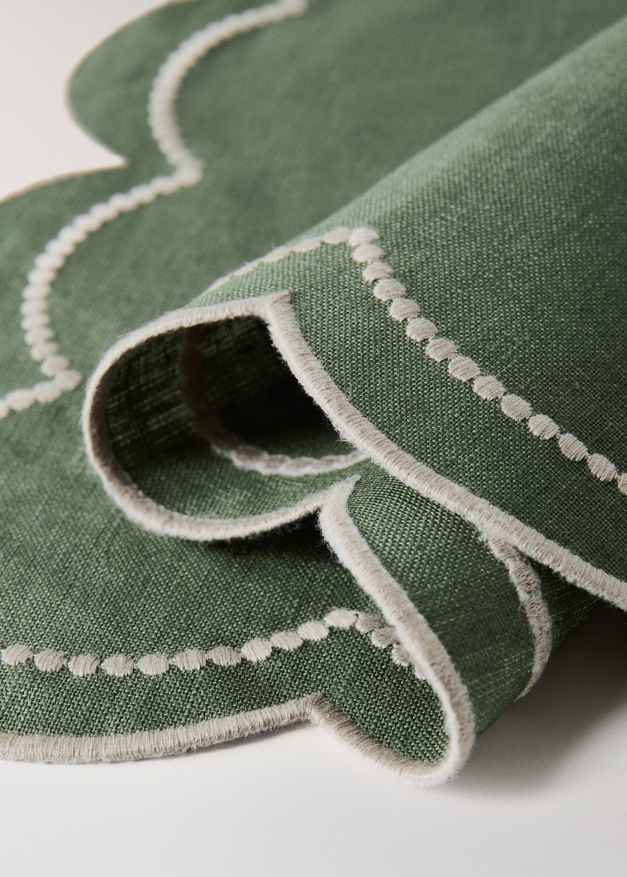 Einzelnes Leinen-Tischset mit besticktem Rand - Detail des Artikels 1
