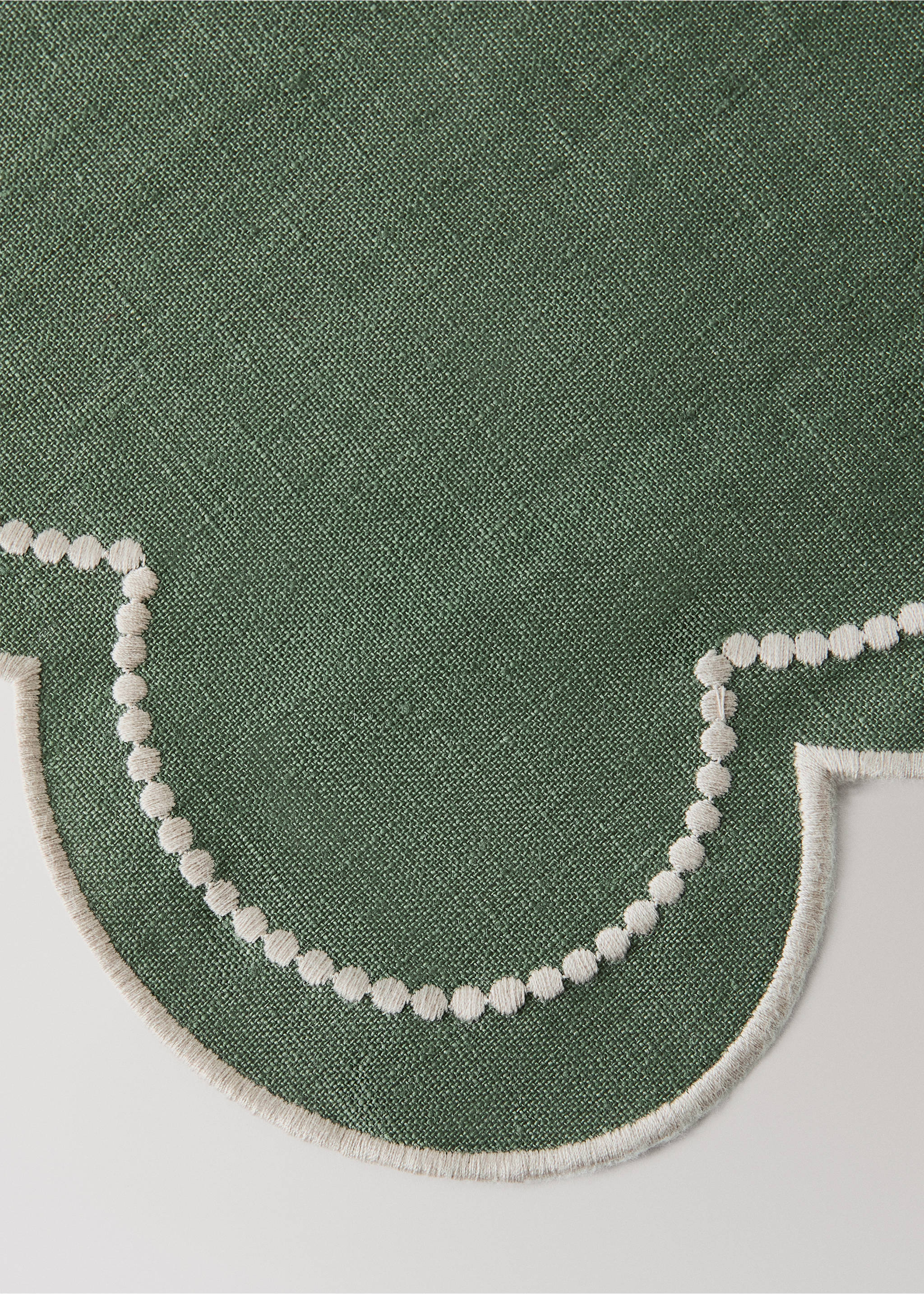 Einzelnes Leinen-Tischset mit besticktem Rand - Detail des Artikels 2, Grün. Ref: 37056331-00.