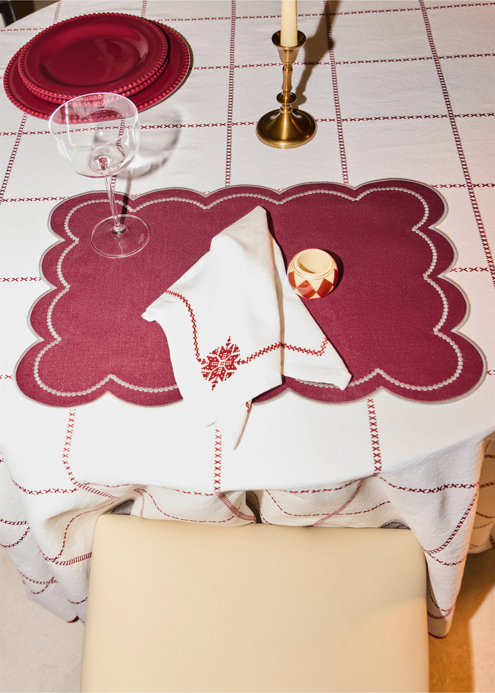 Einzelnes Leinen-Tischset mit besticktem Rand - Allgemeine Ansicht, Rot. Ref: 37056331-00.