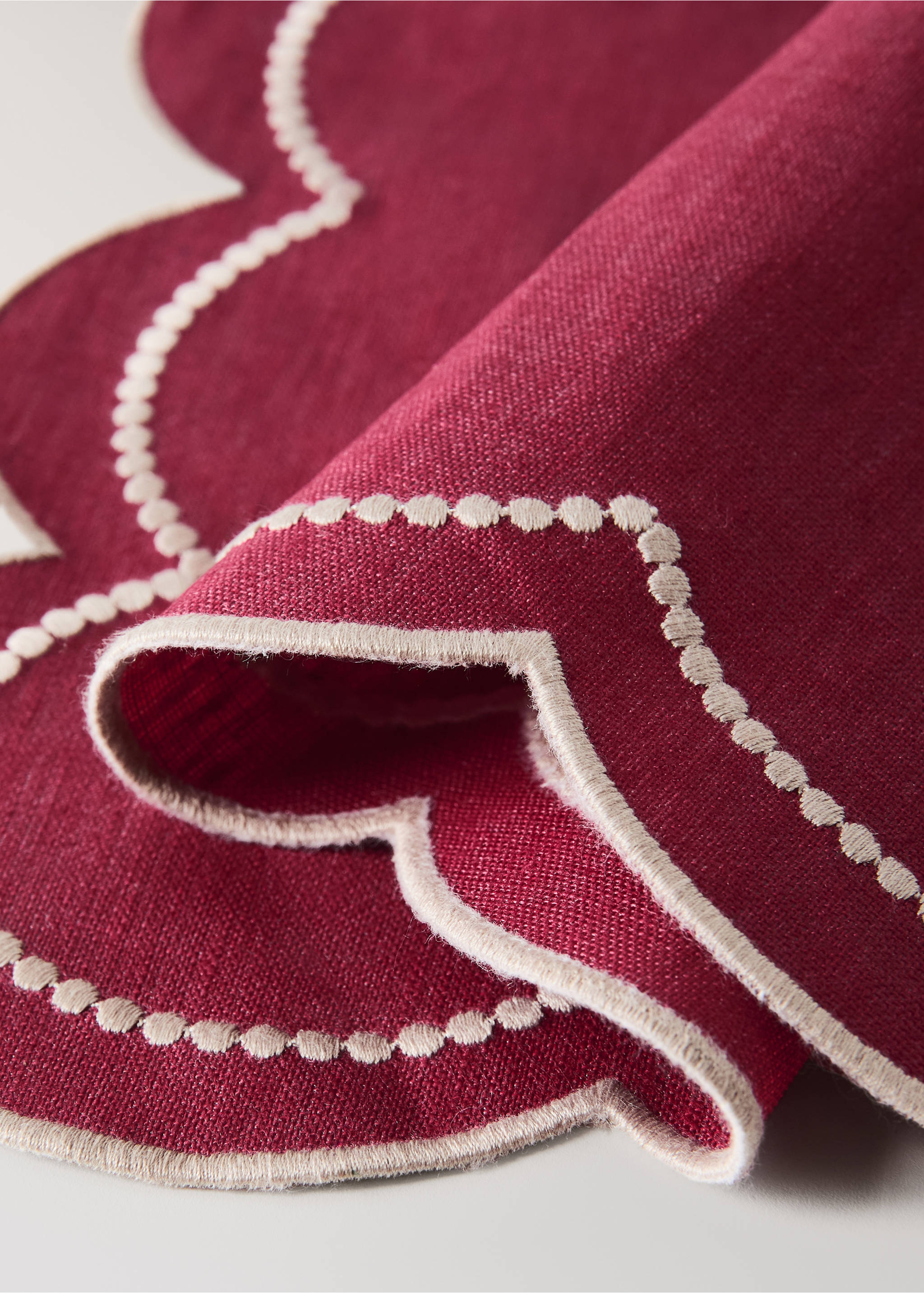 Einzelnes Leinen-Tischset mit besticktem Rand - Detail des Artikels 1, Rot. Ref: 37056331-00.