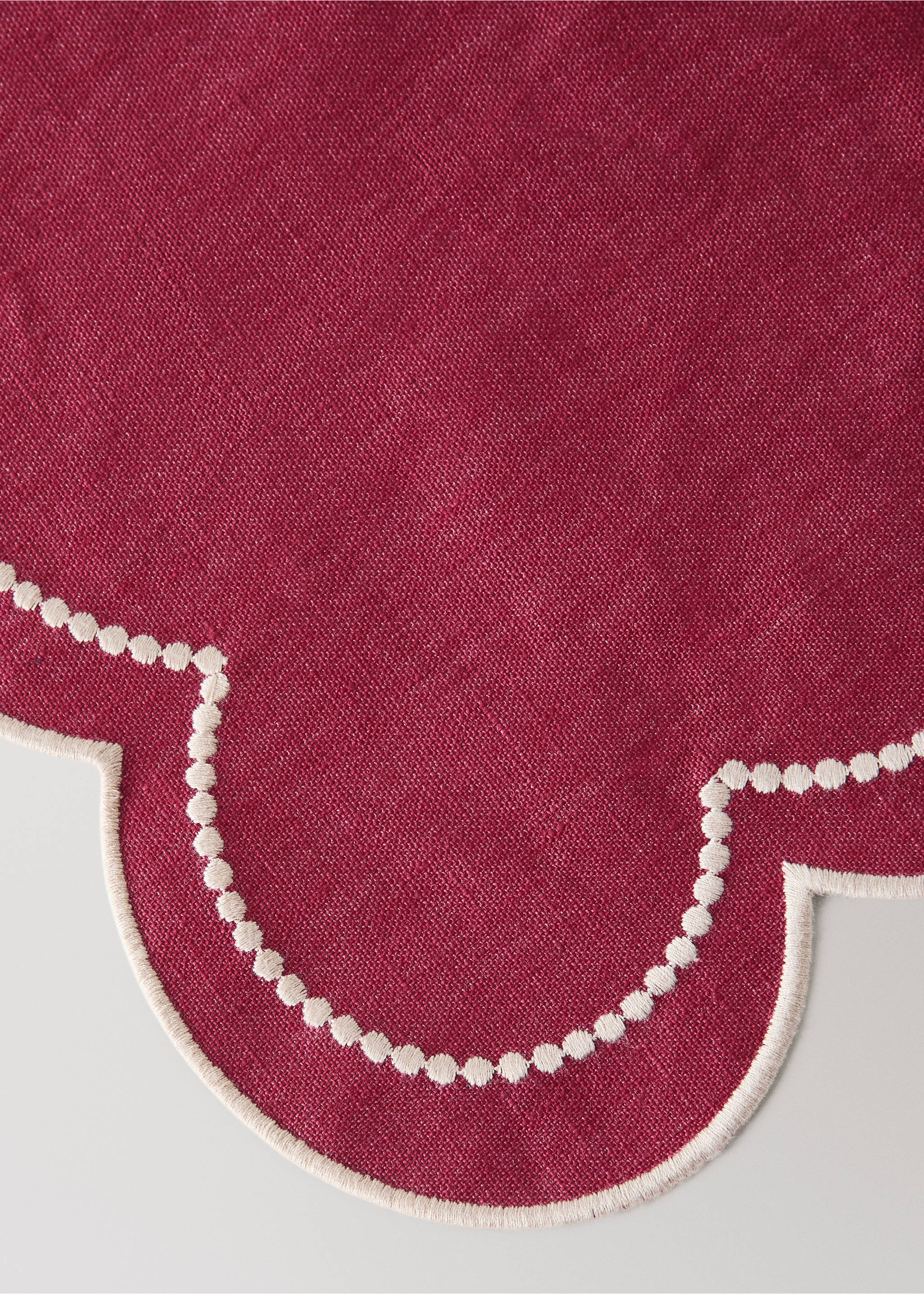 Einzelnes Leinen-Tischset mit besticktem Rand - Detail des Artikels 2, Rot. Ref: 37056331-00.