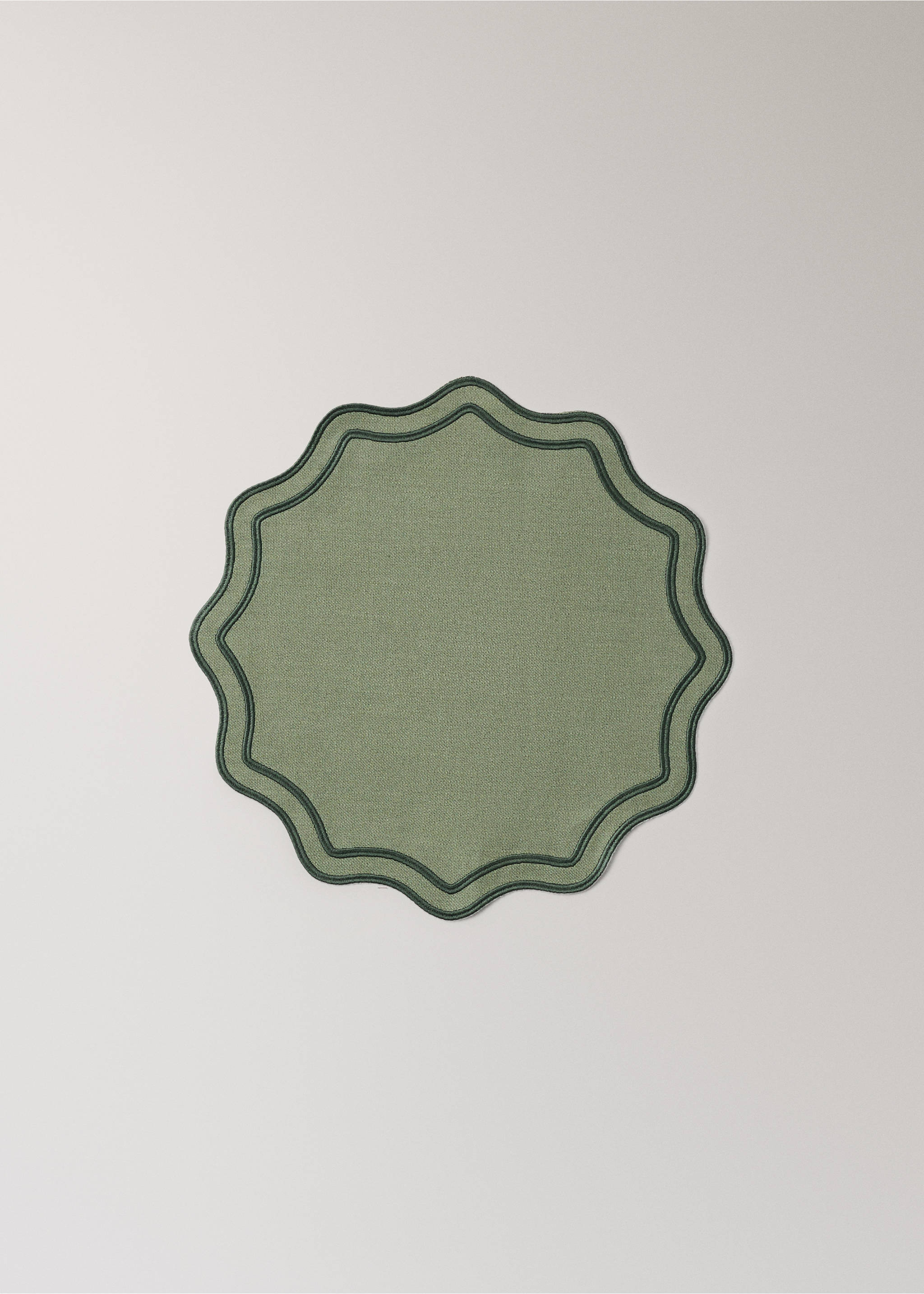 Green placemat with a scalloped edge and dark green stitched border., Green. Ref: 37056332-00.