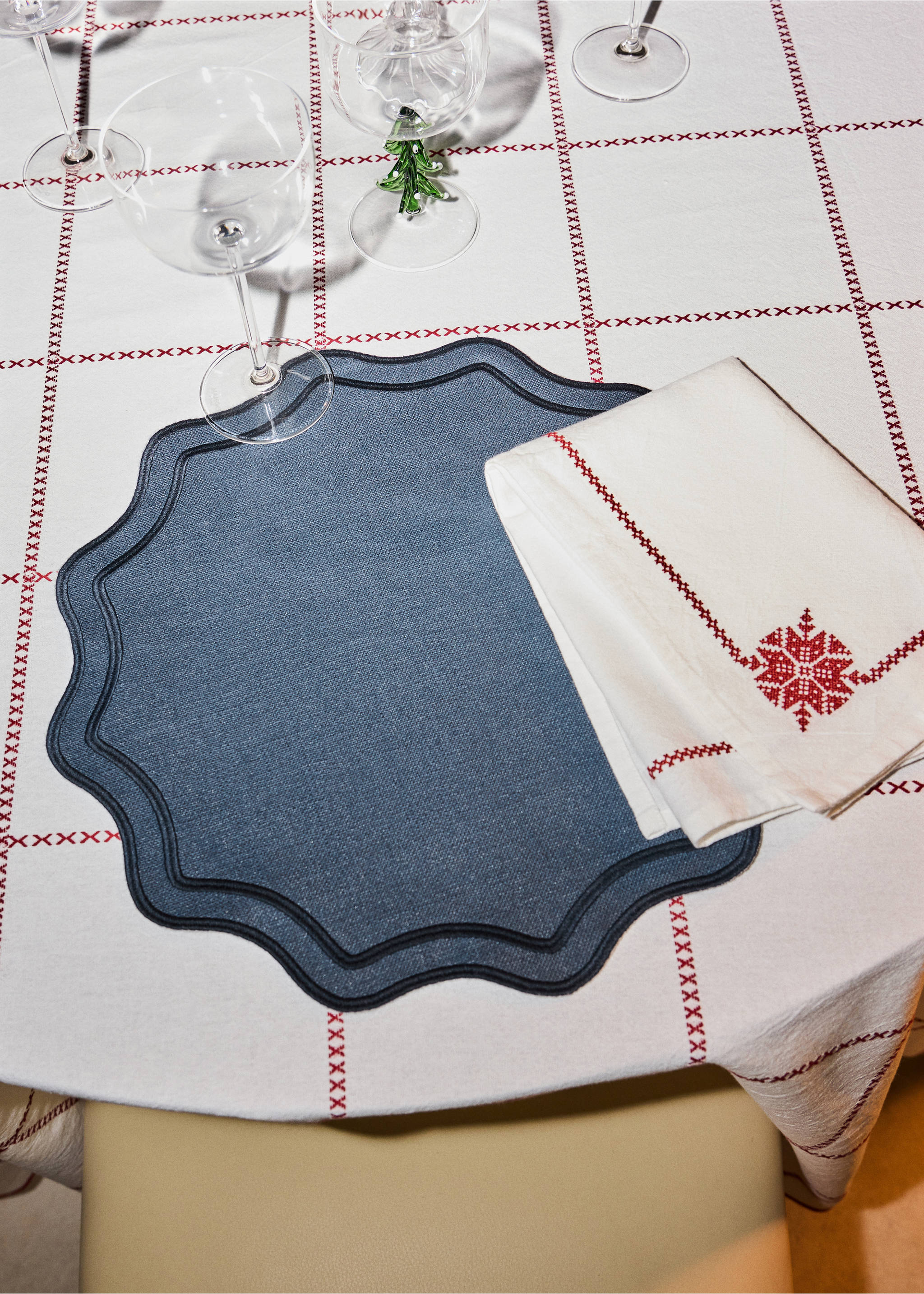 Platzset aus Baumwolle mit bestickter Bordüre - Allgemeine Ansicht, Blau. Ref: 37056332-00.