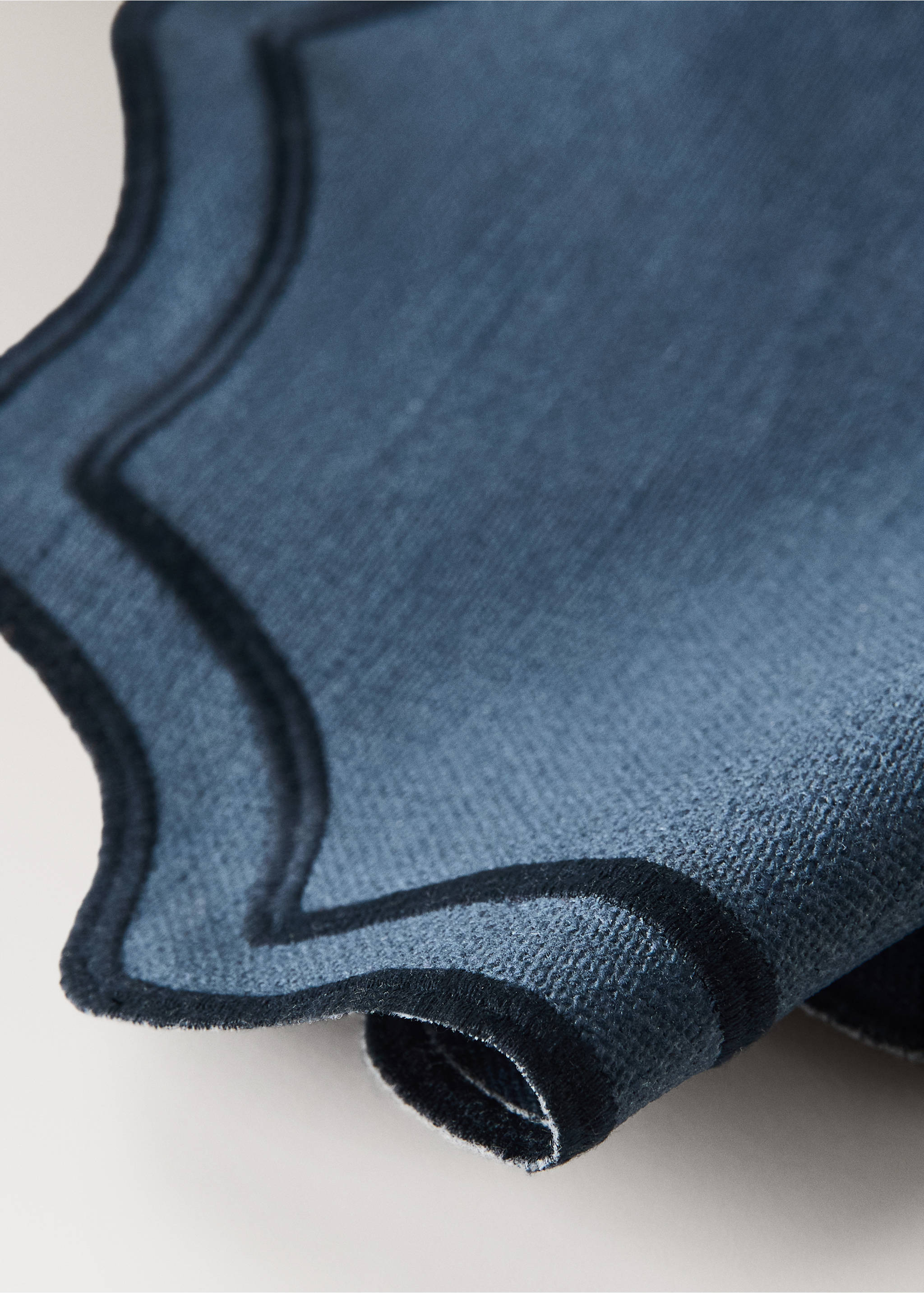 Blue placemat with a scalloped edge and dark contrasting border., Blue. Ref: 37056332-00.