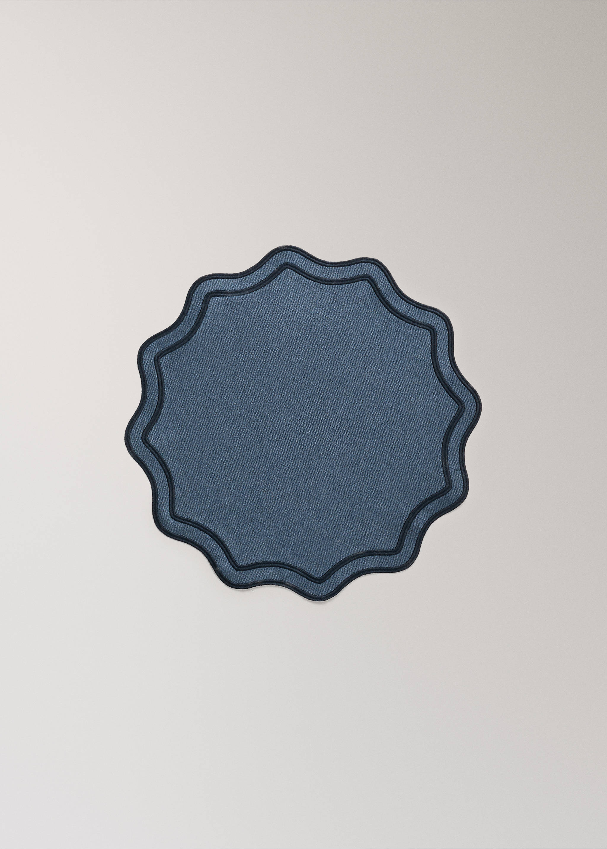 Dark blue scalloped placemat with contrasting piping., Blue. Ref: 37056332-00.