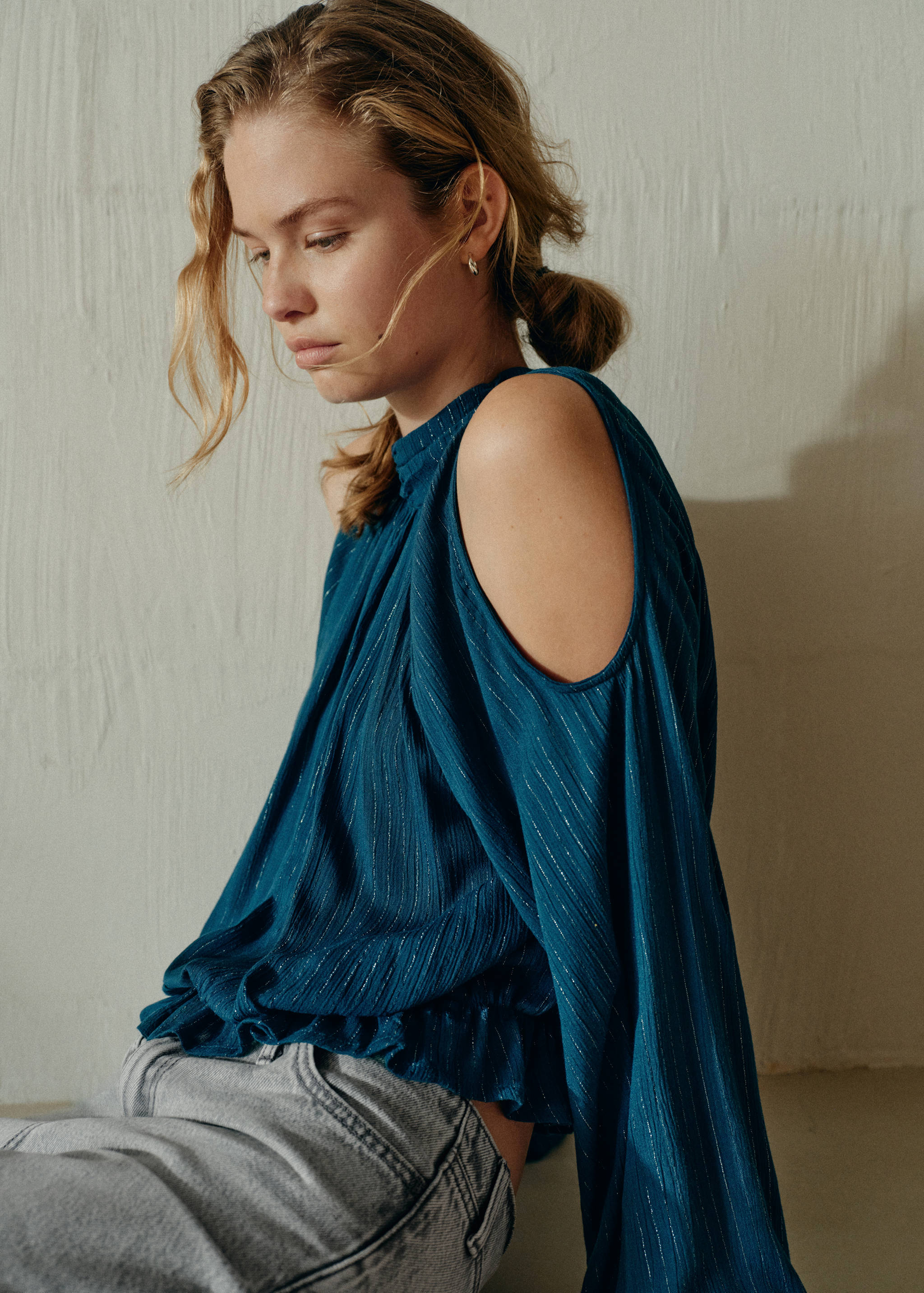 Halter blouse with metallic thread stripes - Details of the article 1