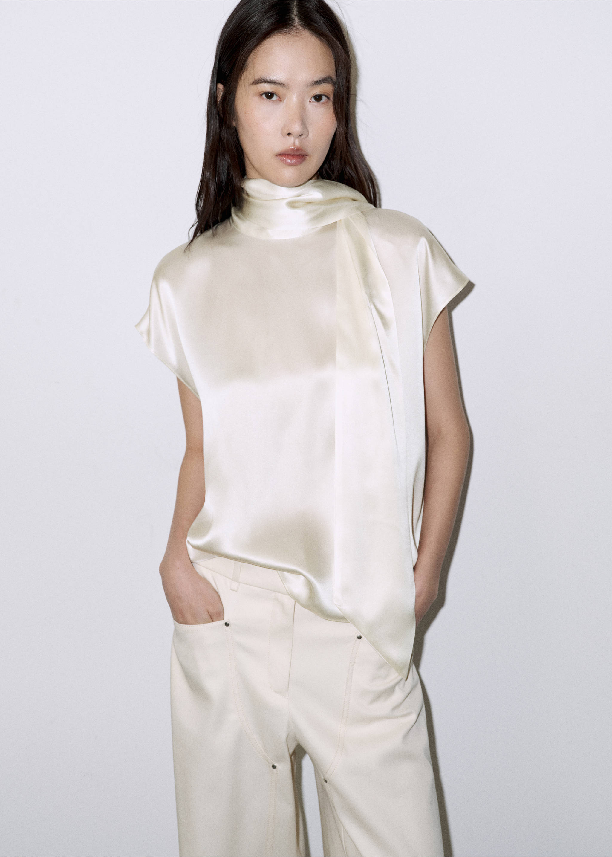 100% silk blouse with a tie-neck - Medium plane, Ecru. Ref: 37056353-00.