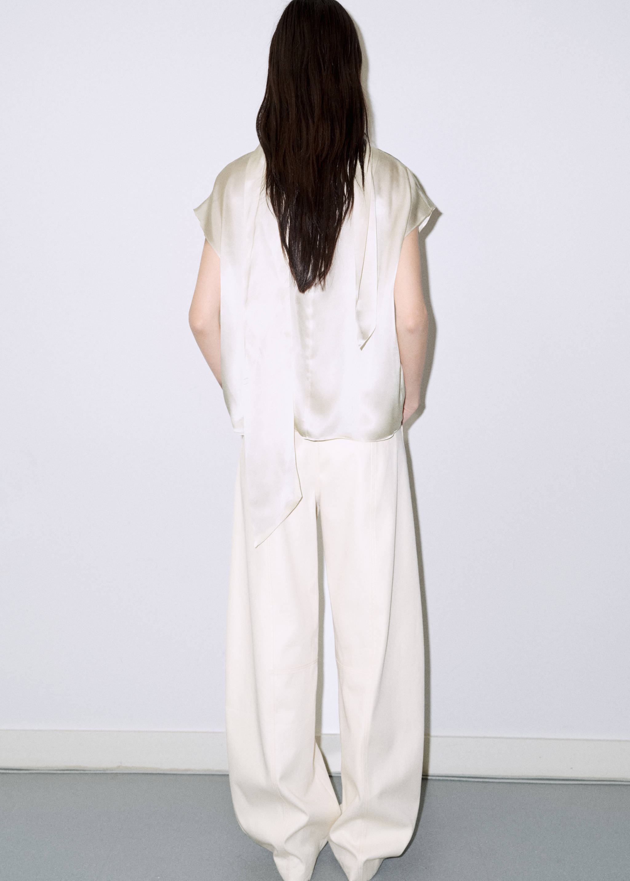 100% silk blouse with a tie-neck - Reverse of the article
