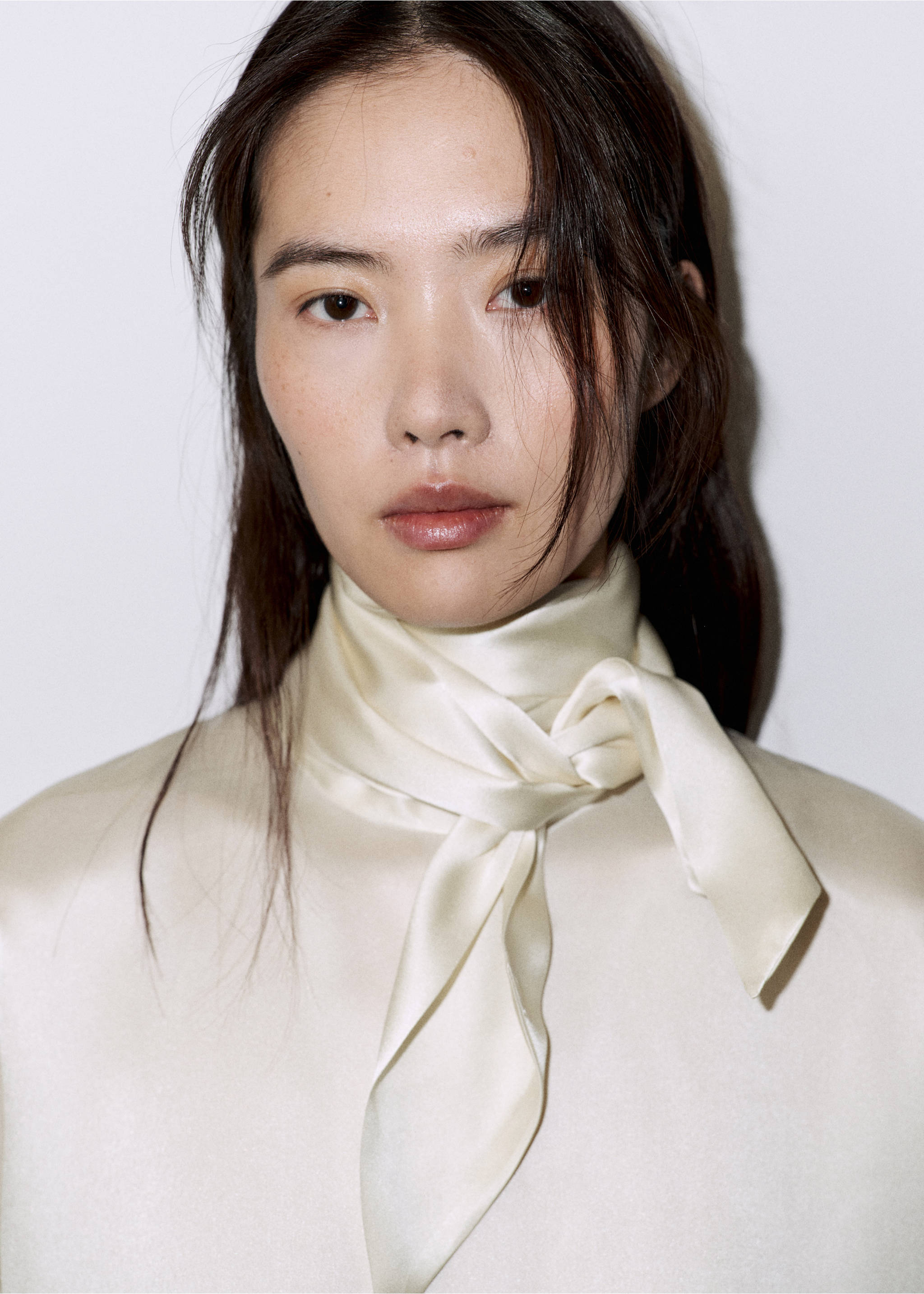 100% silk blouse with a tie-neck - Details of the article 1, Ecru. Ref: 37056353-00.