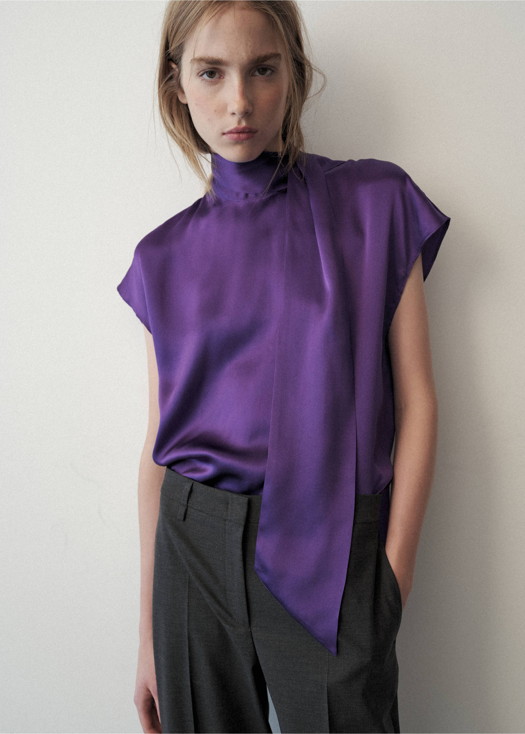 100% silk blouse with a tie-neck - Medium plane, Violet. Ref: 37056353-00.
