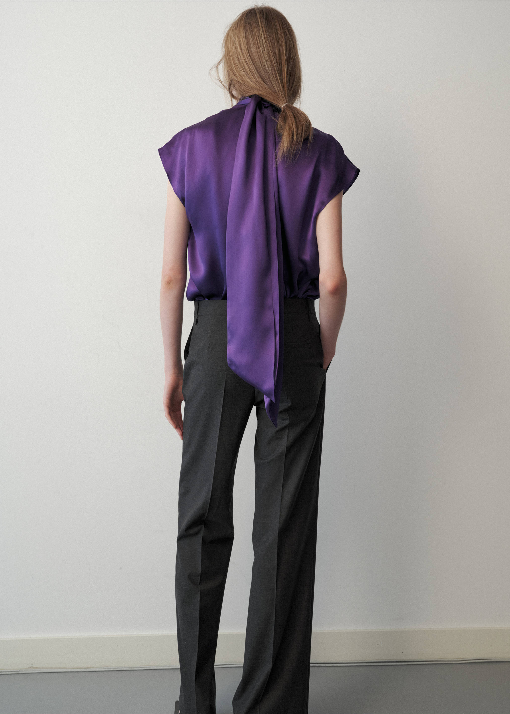 100% silk blouse with a tie-neck - Reverse of the article, Violet. Ref: 37056353-00.