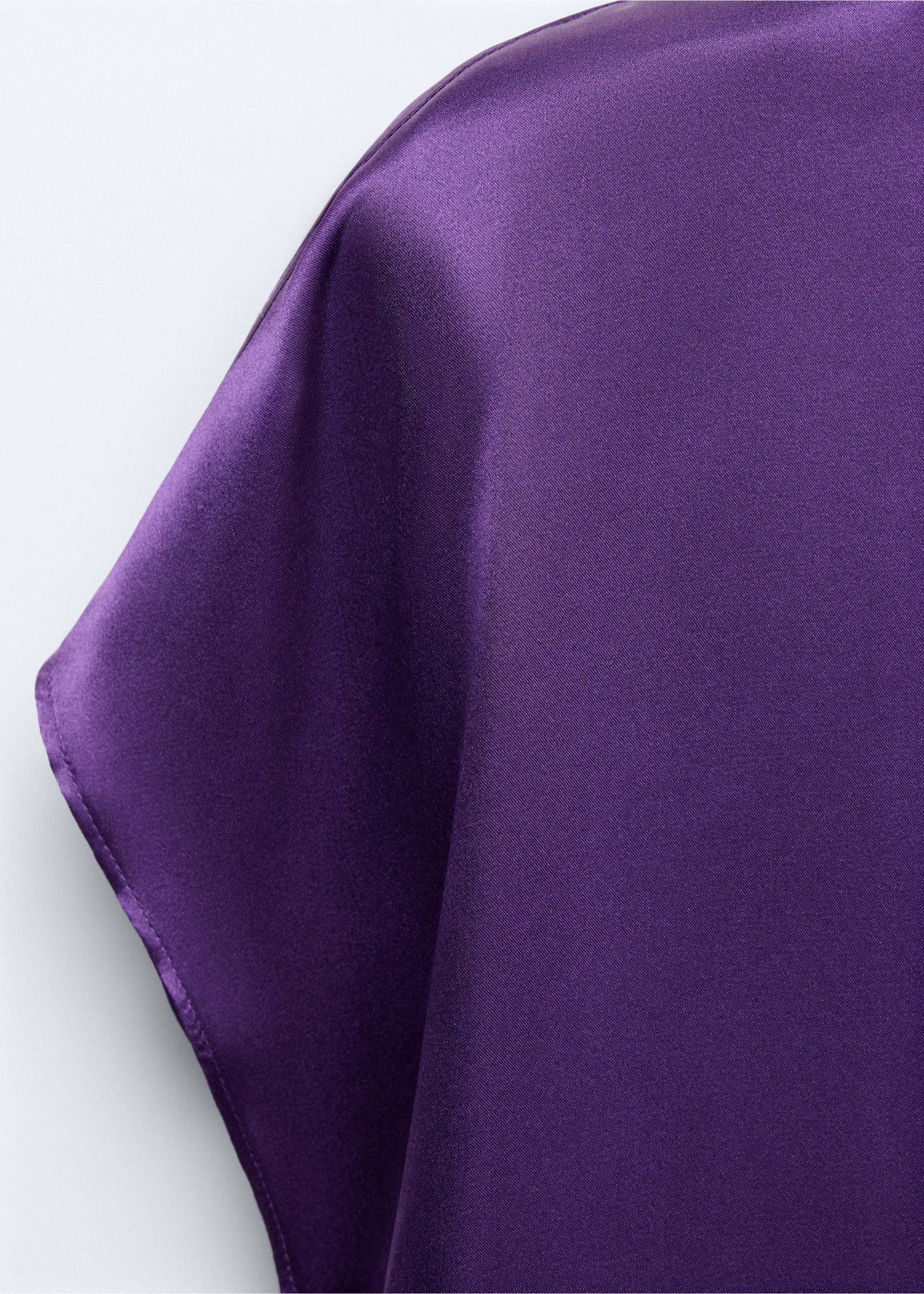 100% silk blouse with a tie-neck - Details of the article 8, Violet. Ref: 37056353-00.