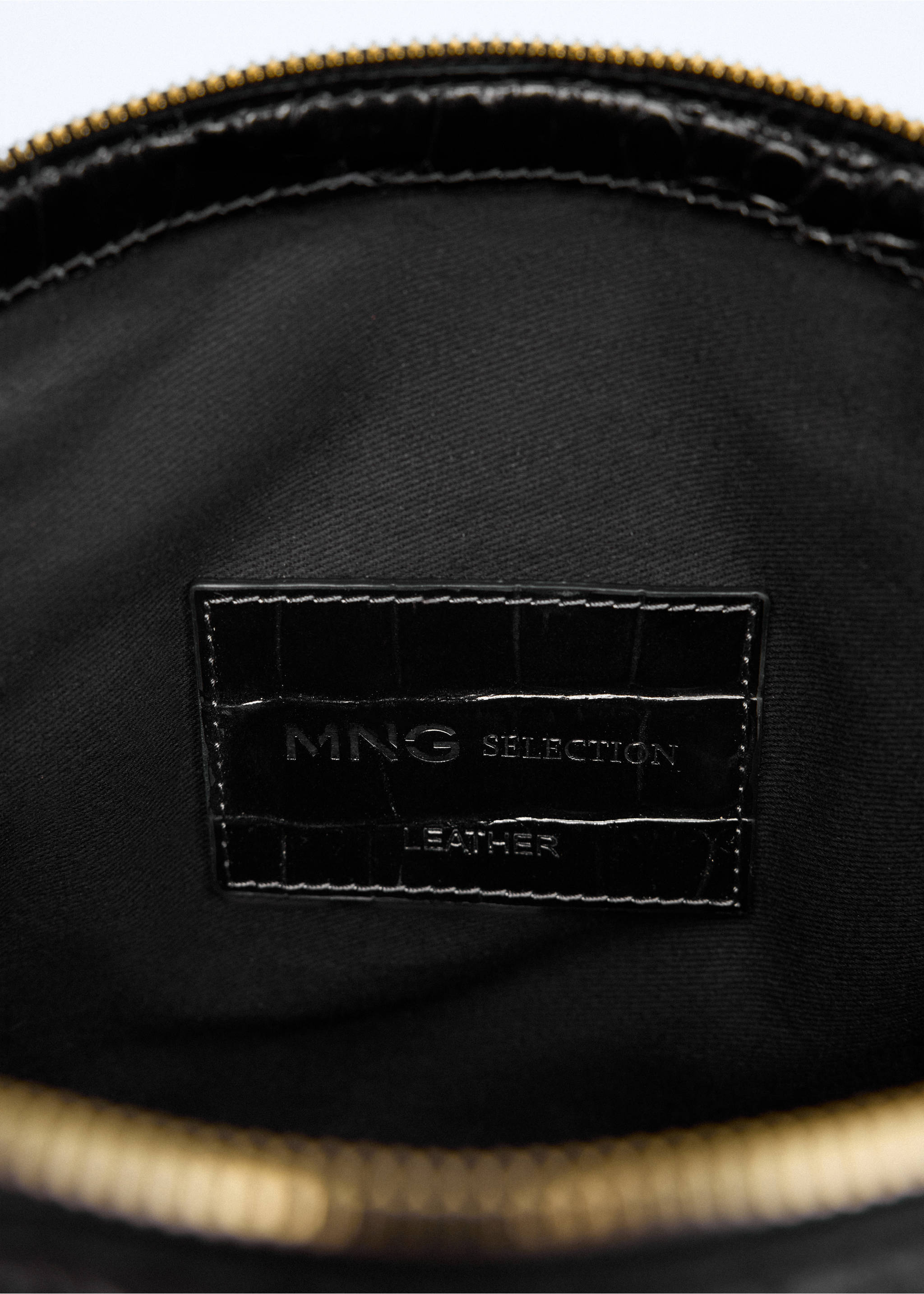 Croc-effect leather clutch bag - Details of the article 2, Black. Ref: 37056362-00.