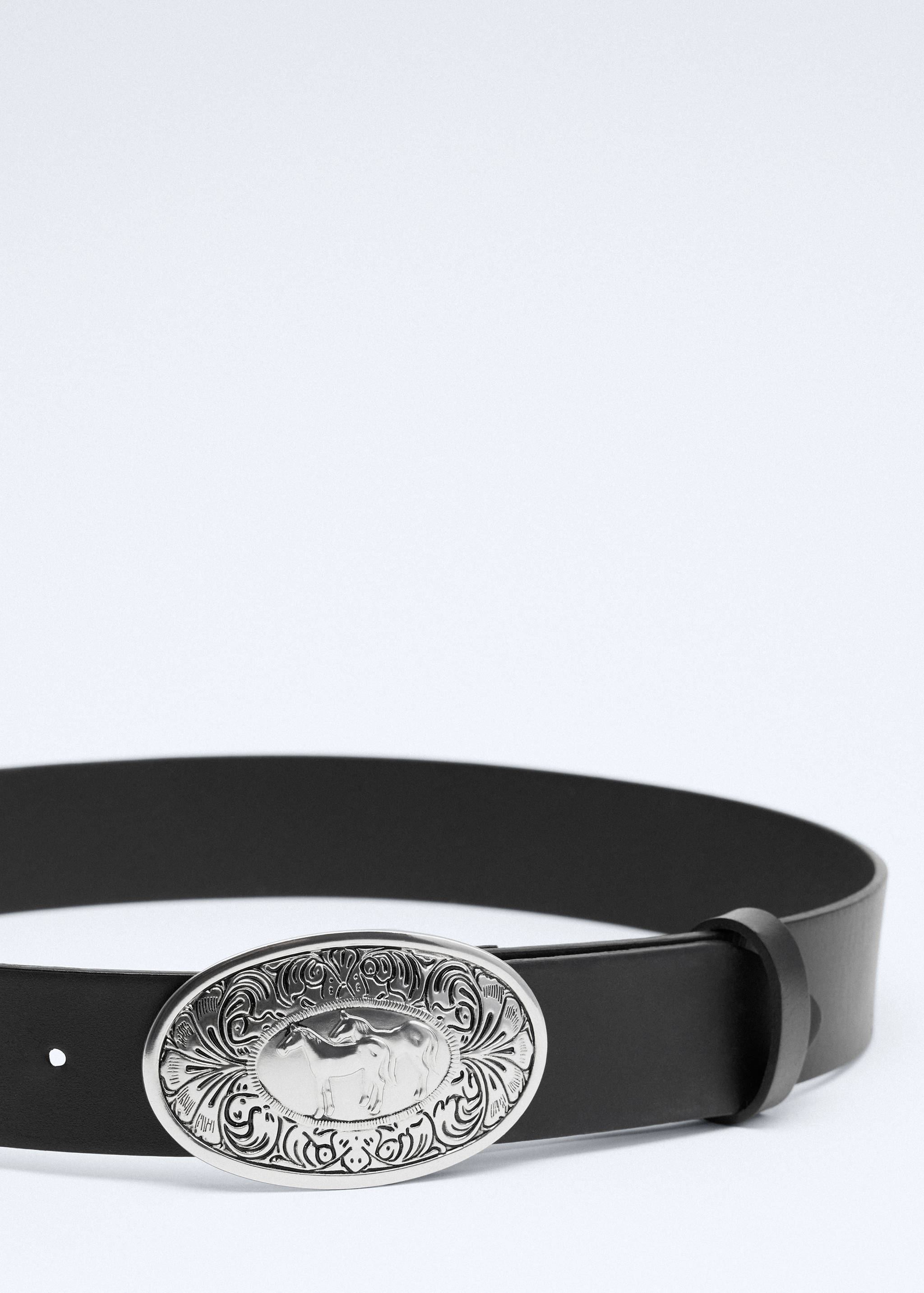 Ceinture cuir boucle gravée - Plan moyen