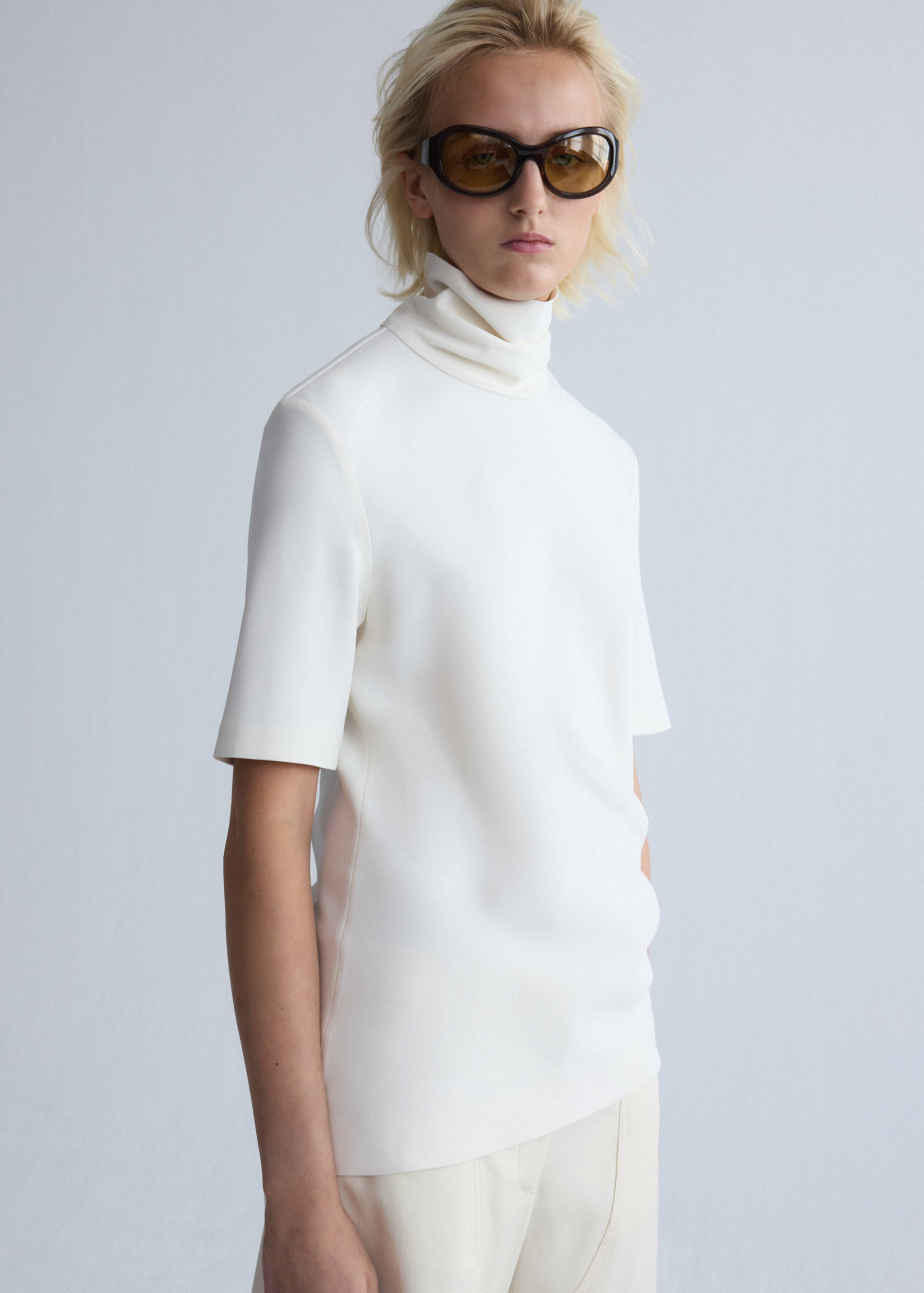 Asymmetrical high-neck blouse - Medium plane