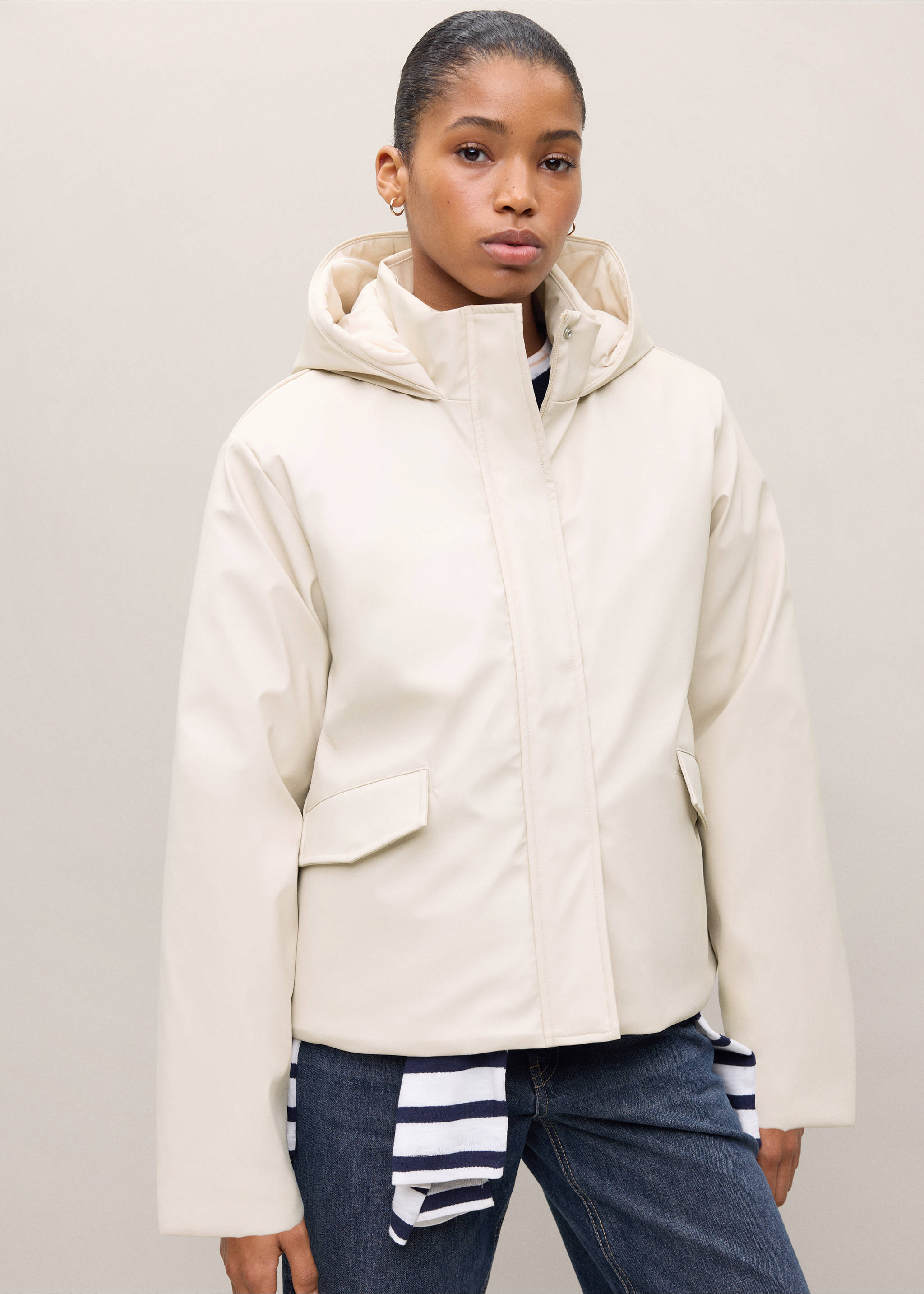 Chaqueta con capucha, cuello alto y bolsillos de parche en color blanco roto., Beige. Ref: 37056728-00.