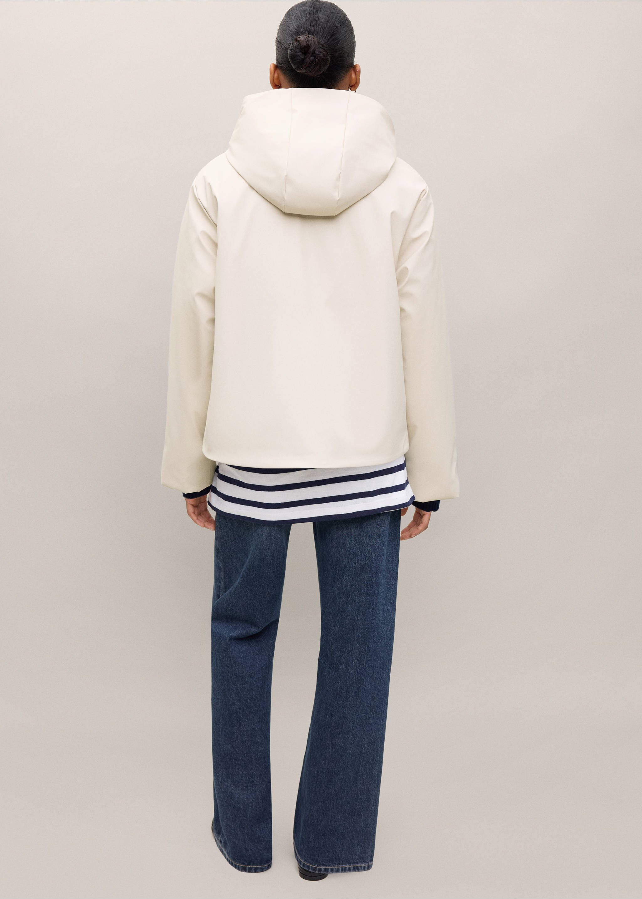 Chaqueta con capucha en color blanco roto de espaldas, combinada con un top de rayas y pantalón azul., Beige. Ref: 37056728-00.