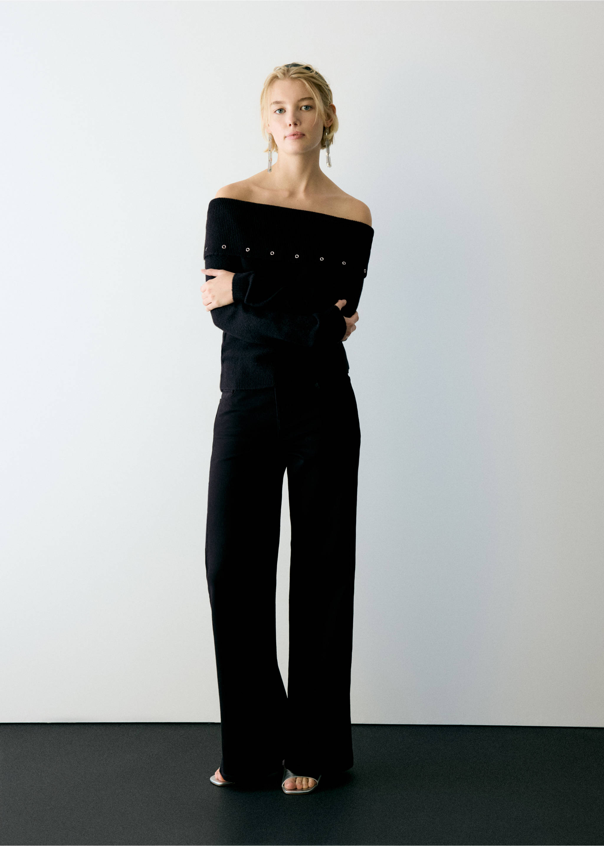 Asymmetrical eyelet jumper - General plane, Black. Ref: 37056734-00.