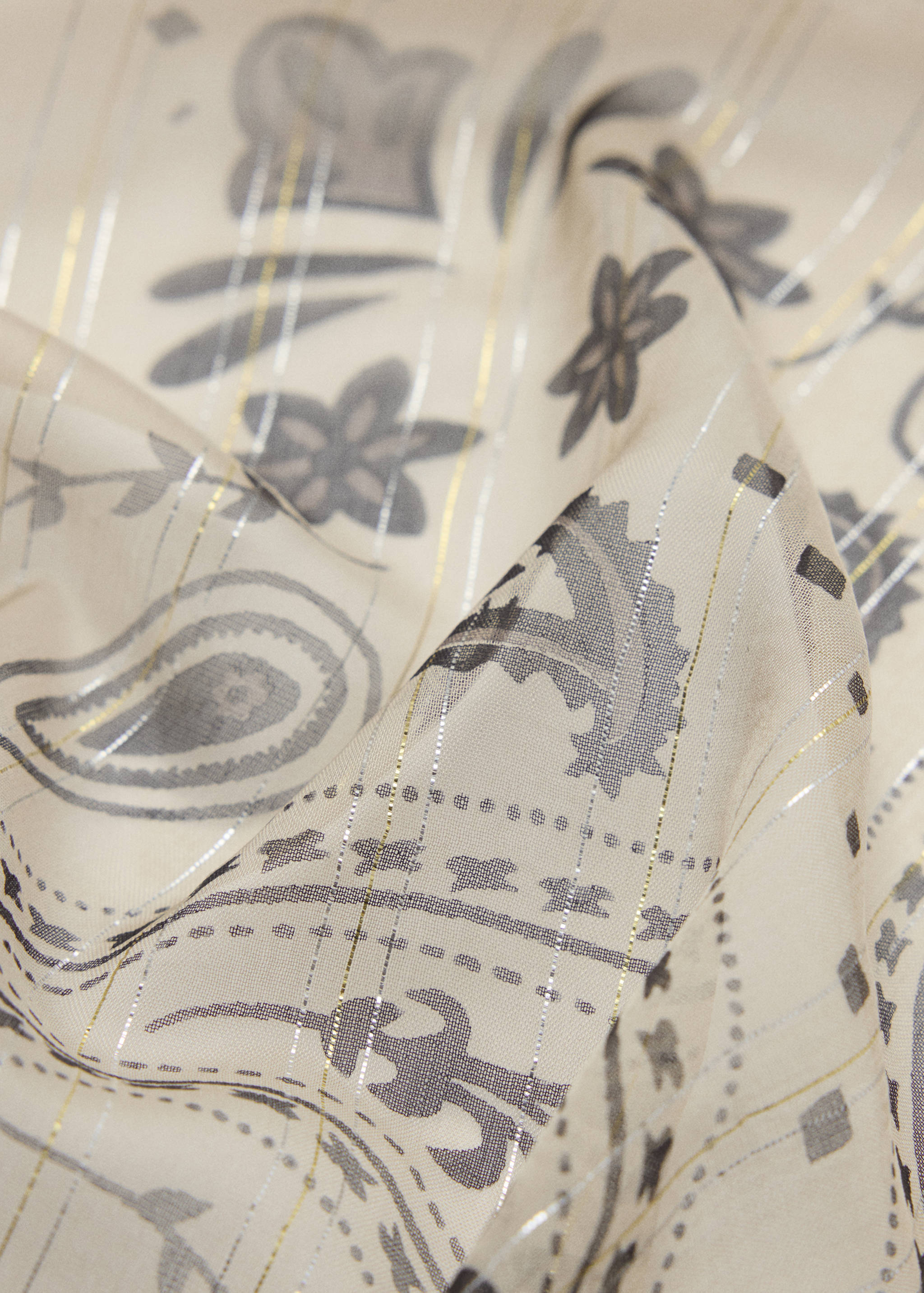 Foulard à motif paisley avec touches brillantes - Plan moyen