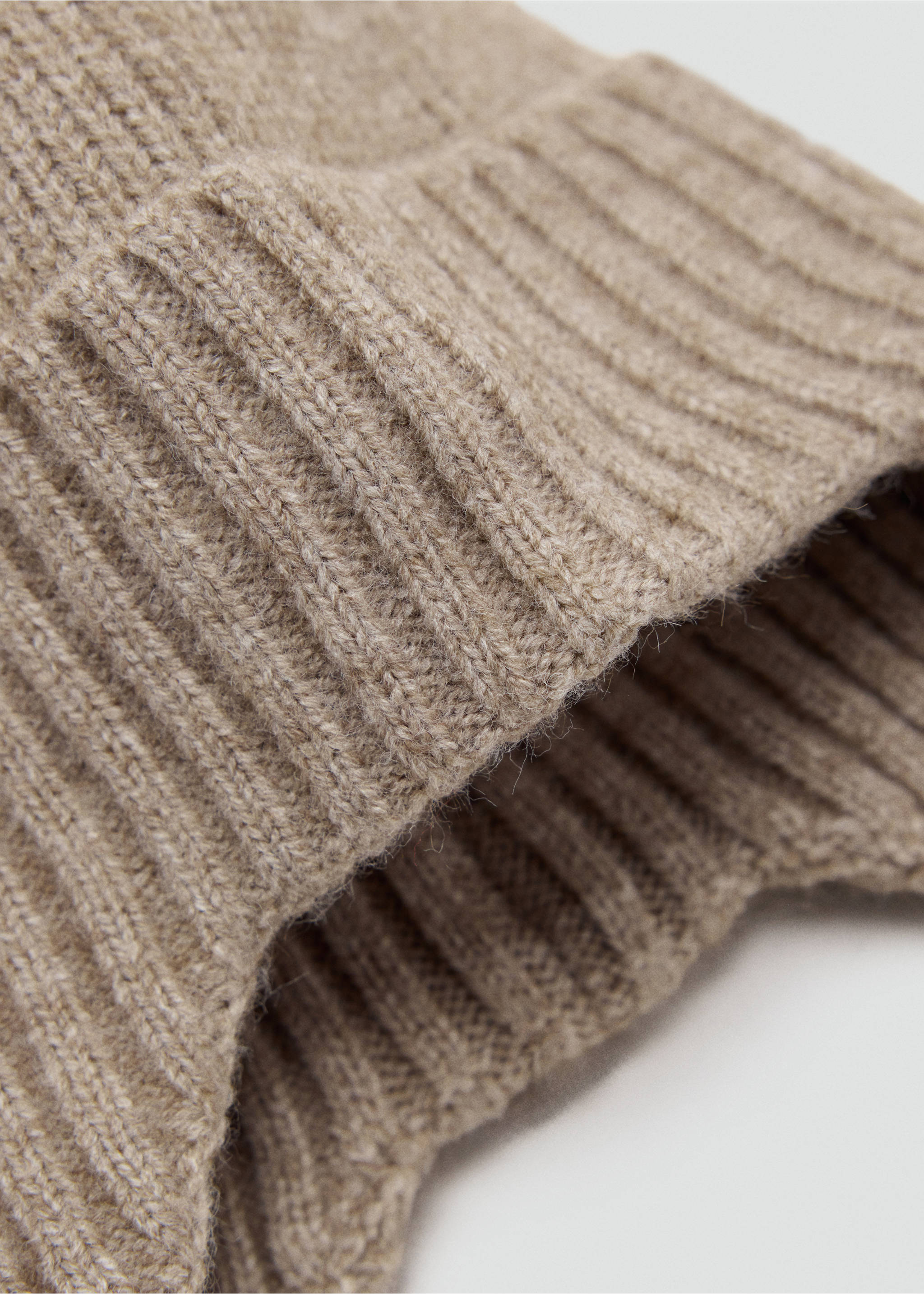 Pom pom cable-knit beanie - Medium plane, Sand. Ref: 37057117-00.