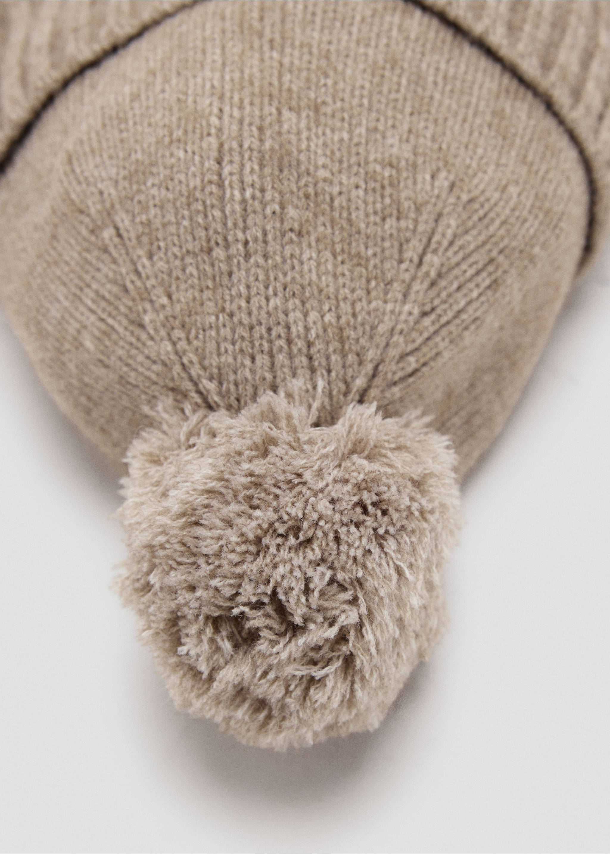Pom pom cable-knit beanie - Details of the article 1, Sand. Ref: 37057117-00.