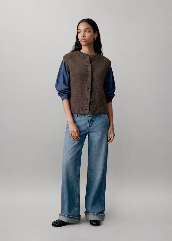 Knitted gilet with buttons