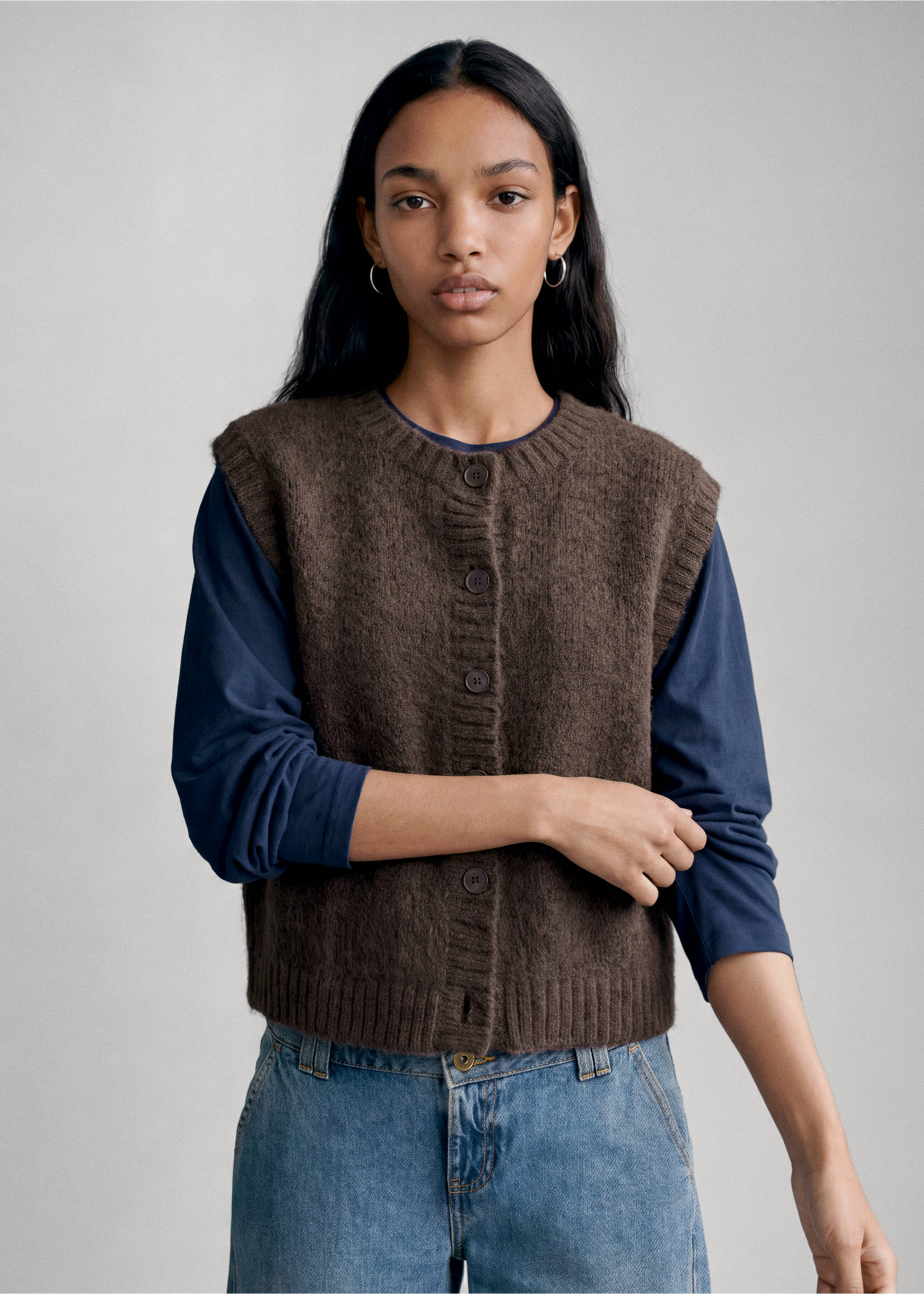 Knitted gilet with buttons - Medium plane, Brown. Ref: 37057125-00.