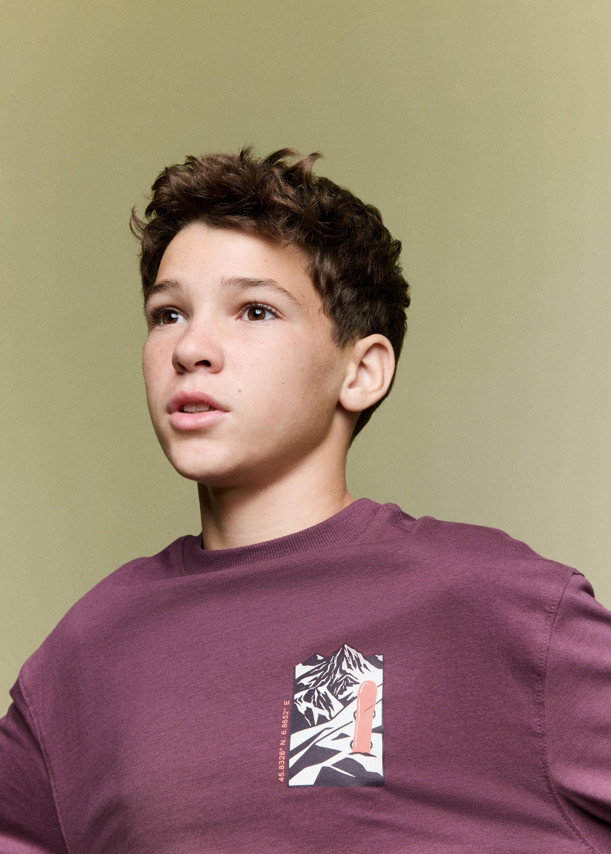 Mauve t-shirt with a mountain graphic print on the chest.