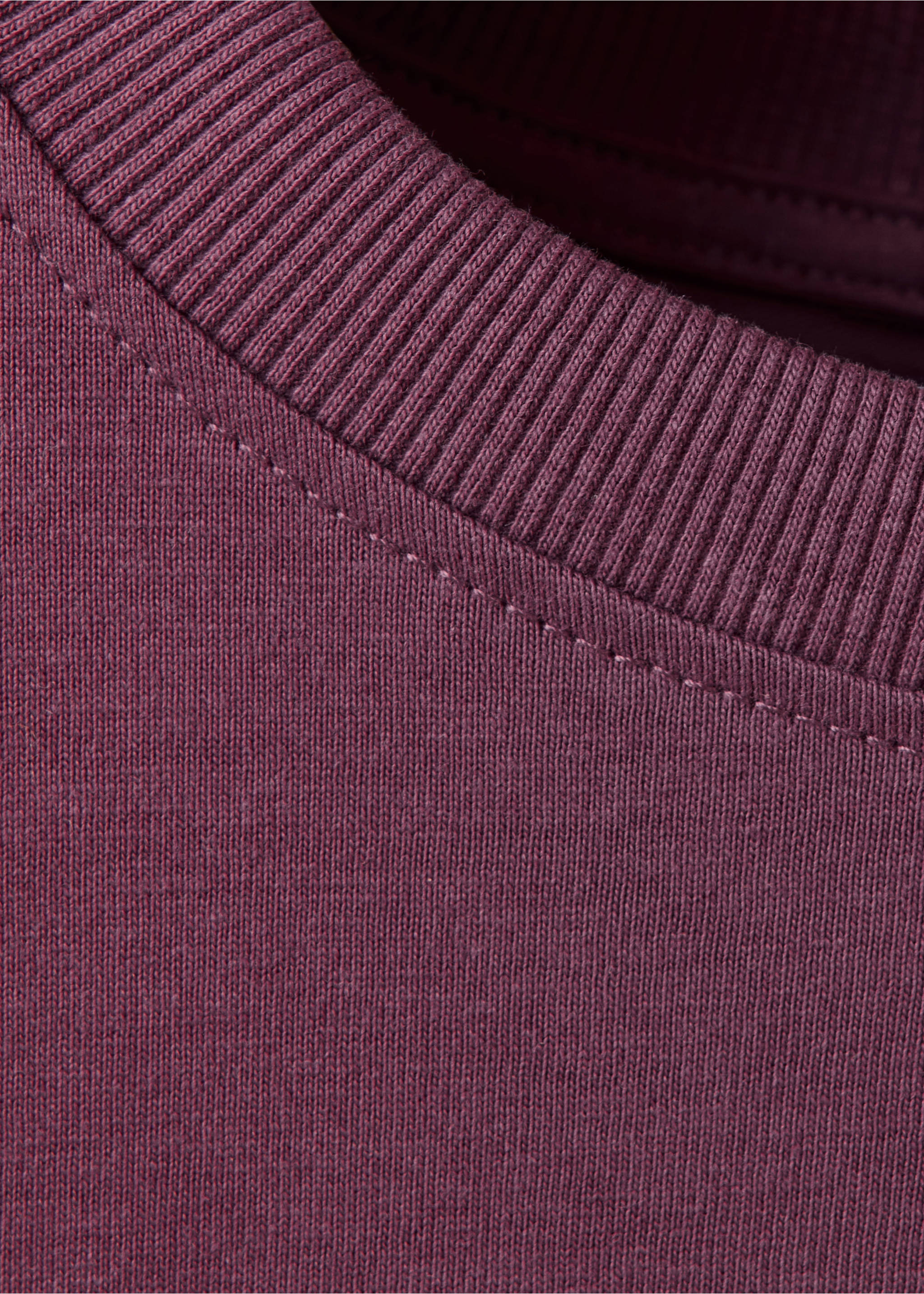 Burgundy kids' T-shirt close-up of the ribbed crew neckline., Cherry. Ref: 37057126-00.