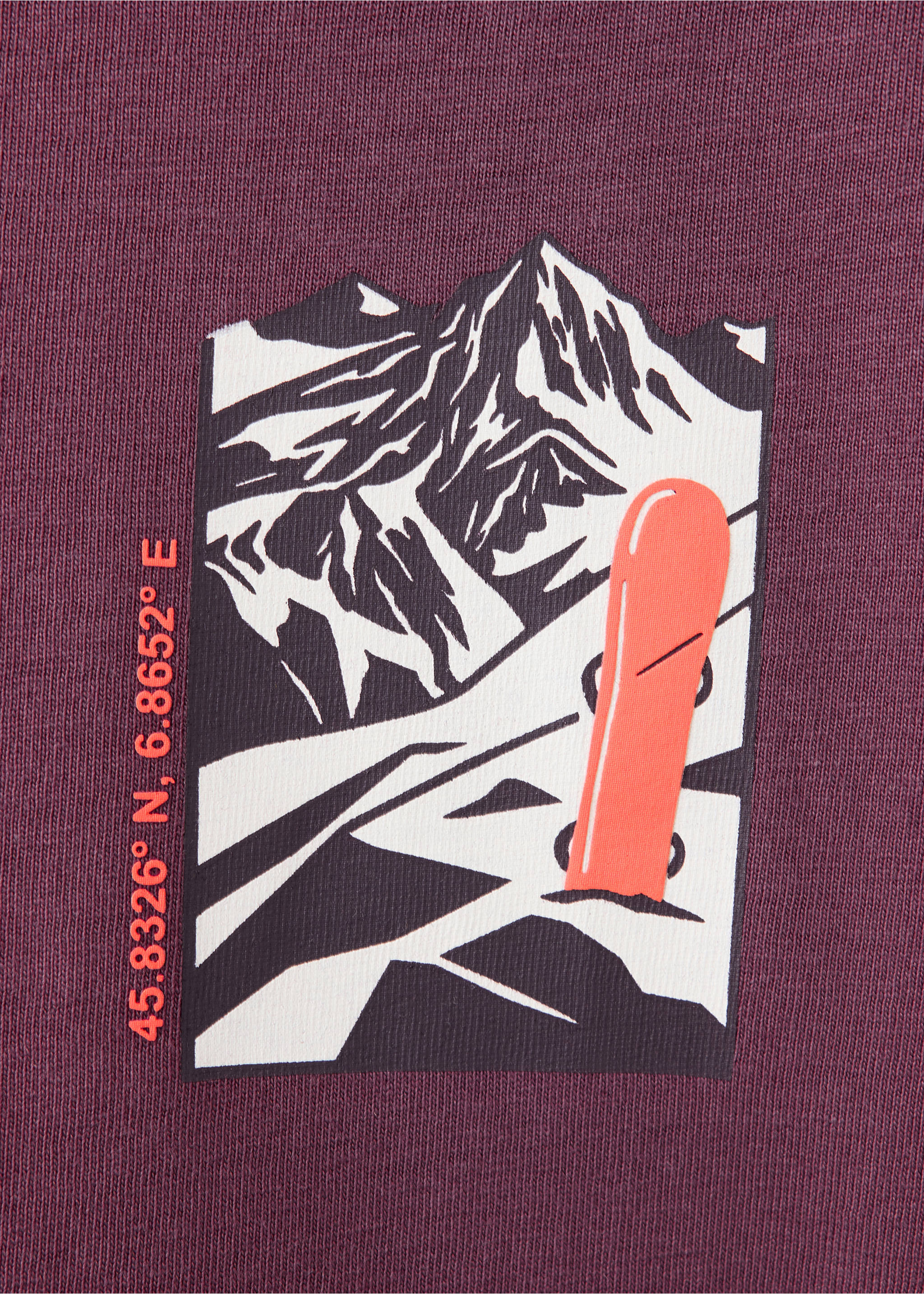 Burgundy t-shirt fabric detail featuring a mountain and snowboard graphic print., Cherry. Ref: 37057126-00.