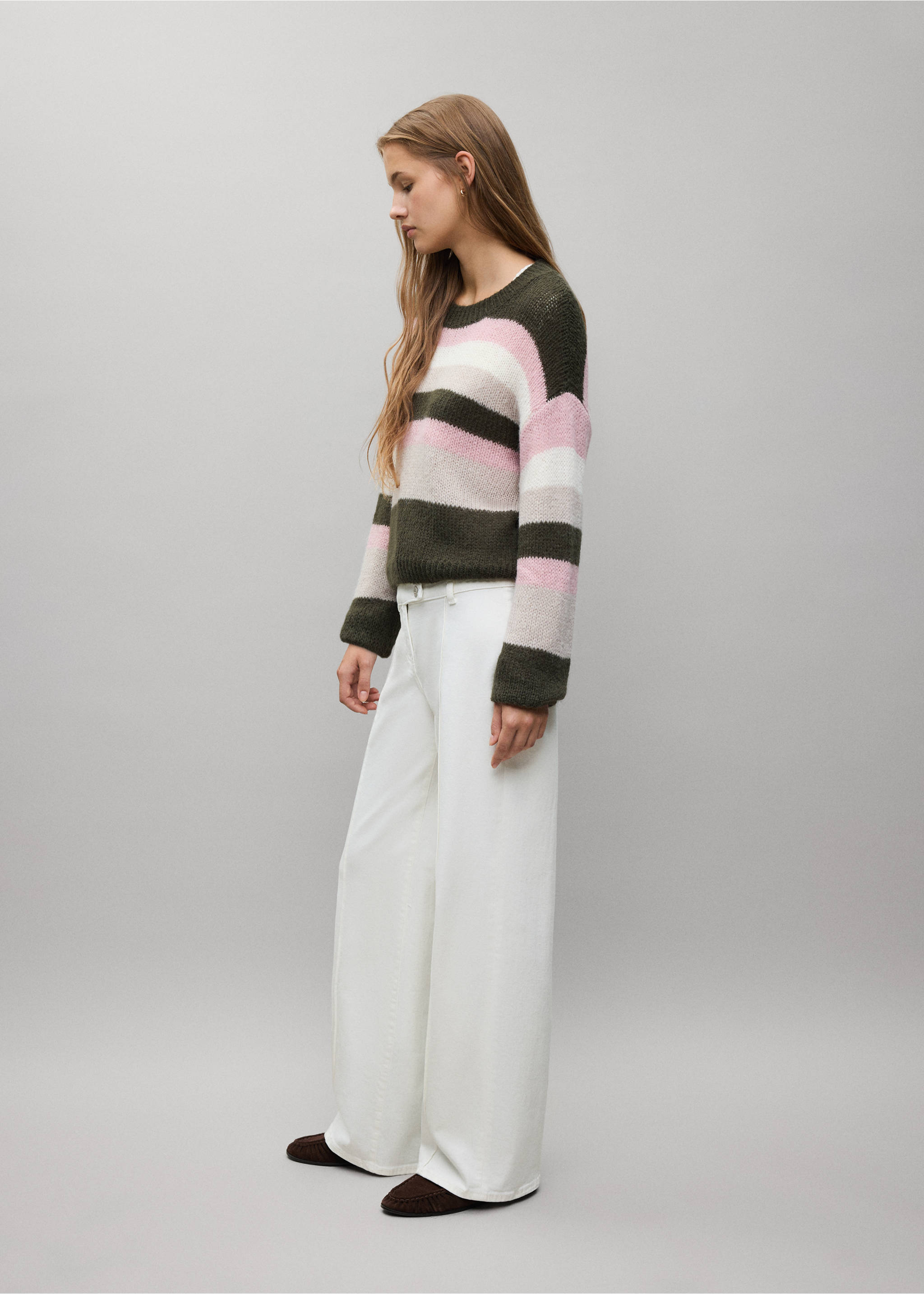 Jean wide leg avec détail boutons - Plan moyen, Blanc cassé. Ref: 37057129-00.
