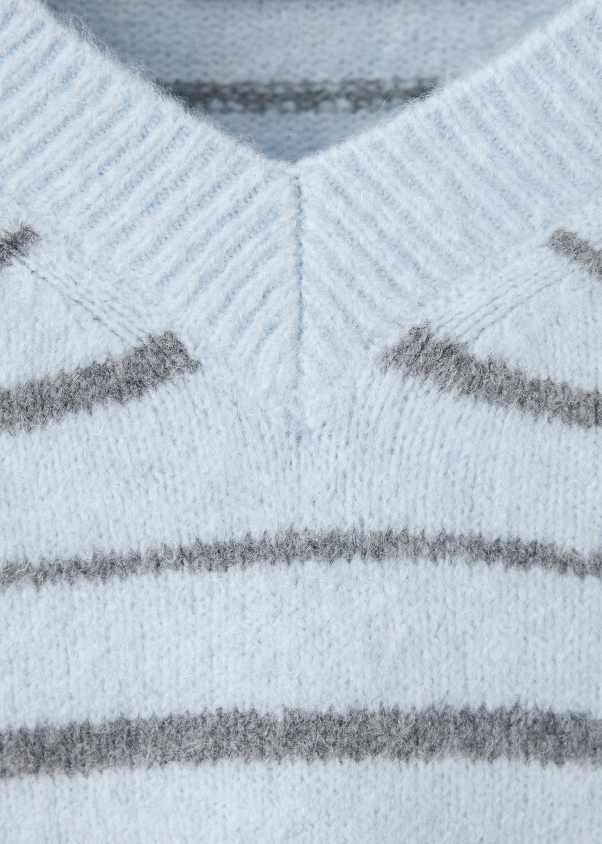 Jersey punto rayas cuello pico - Detalle del artículo 8, Azul celeste. Ref: 37057774-00.