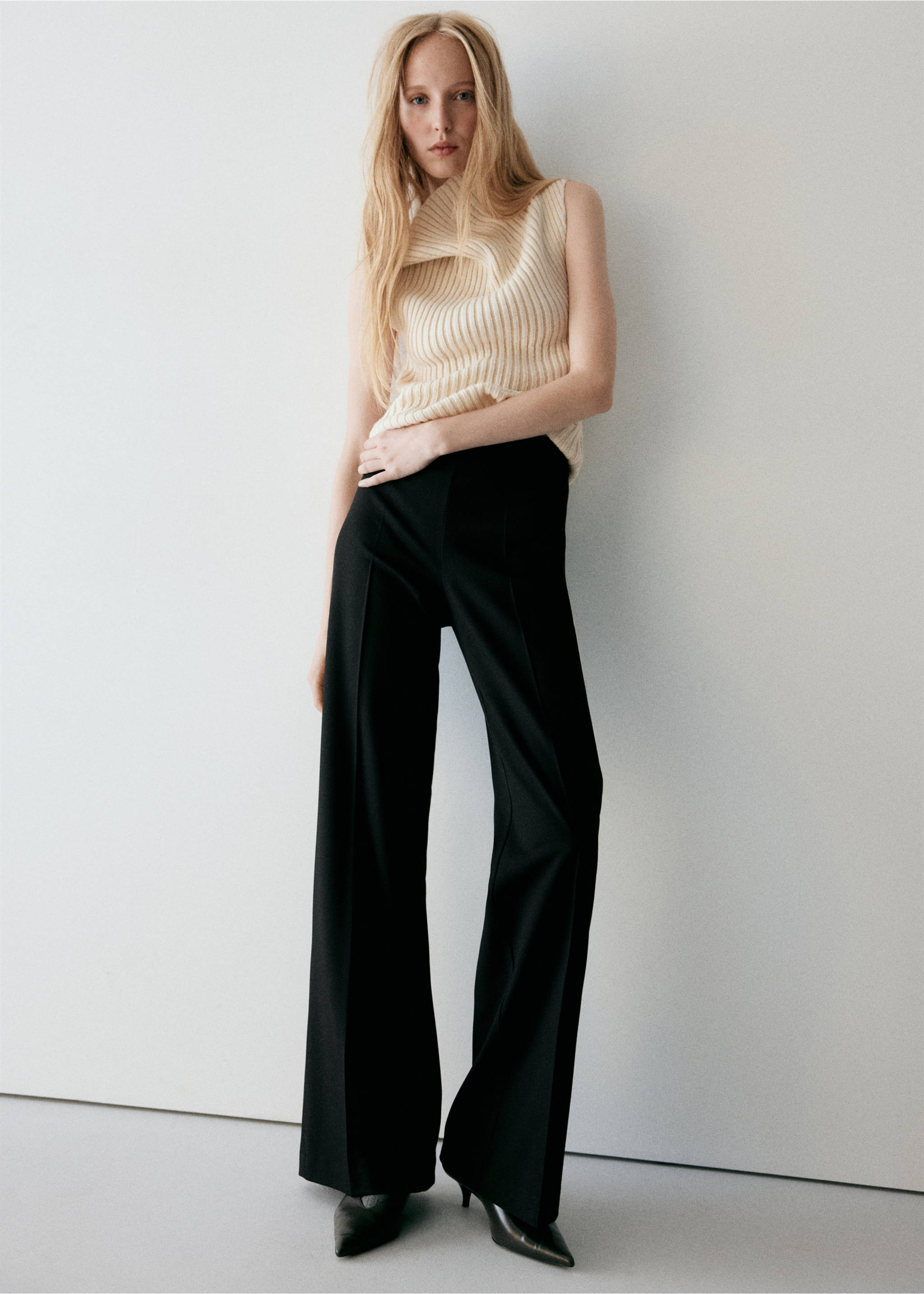 Flared trousers with pressed crease - General plane, Black. Ref: 37057795-01.
