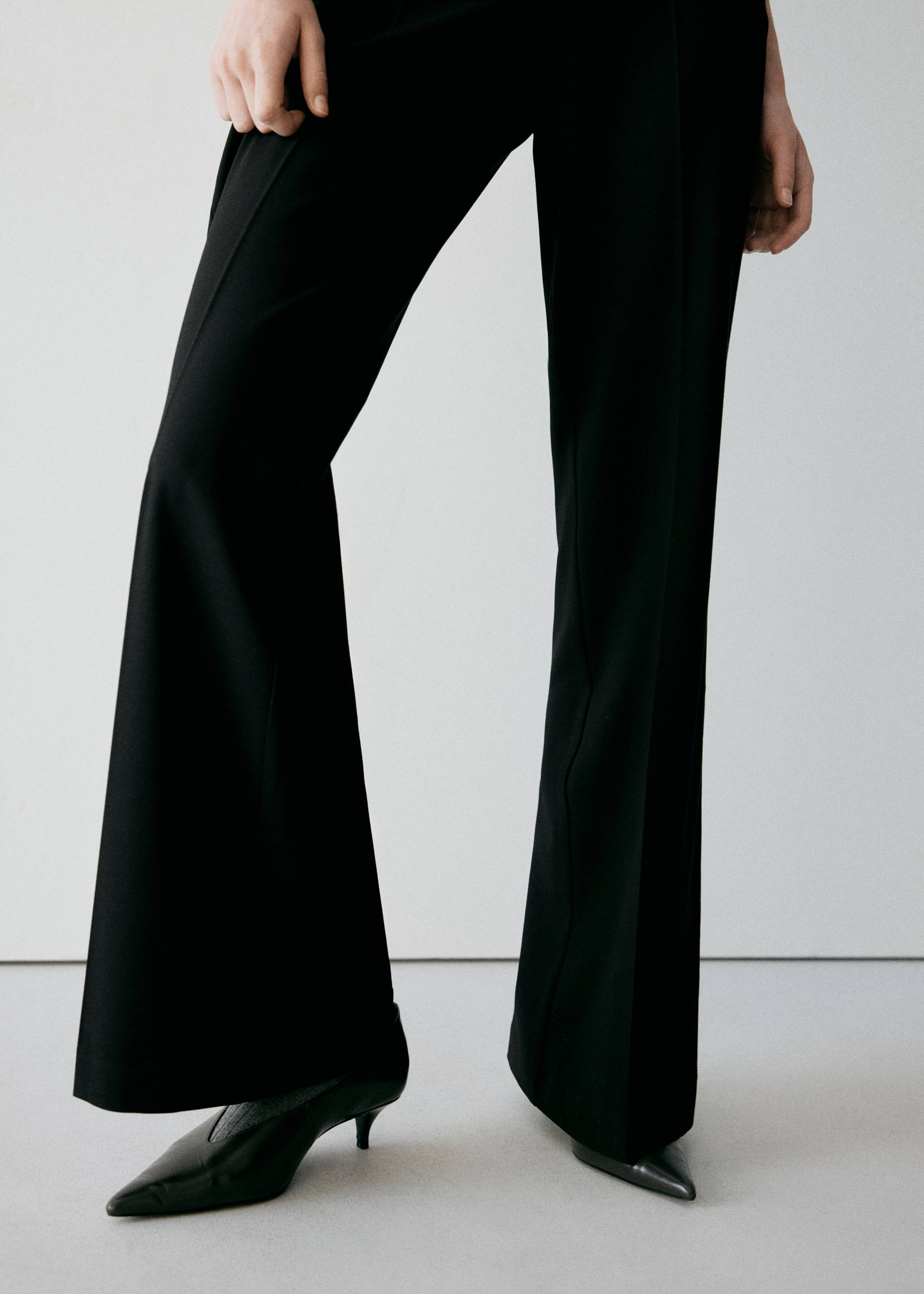 Flared trousers with pressed crease - Medium plane, Black. Ref: 37057795-01.