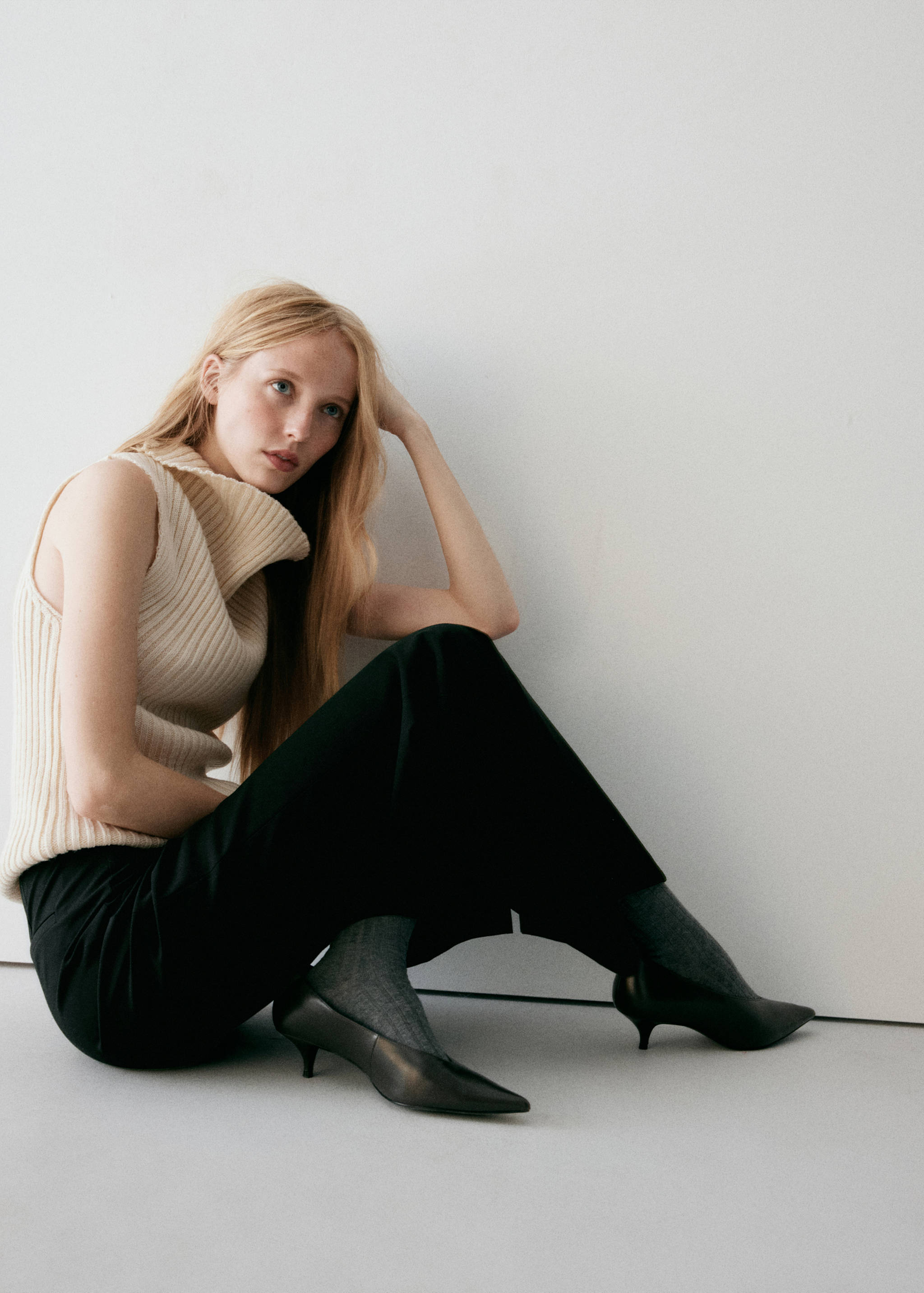 Flared trousers with pressed crease - Details of the article 1