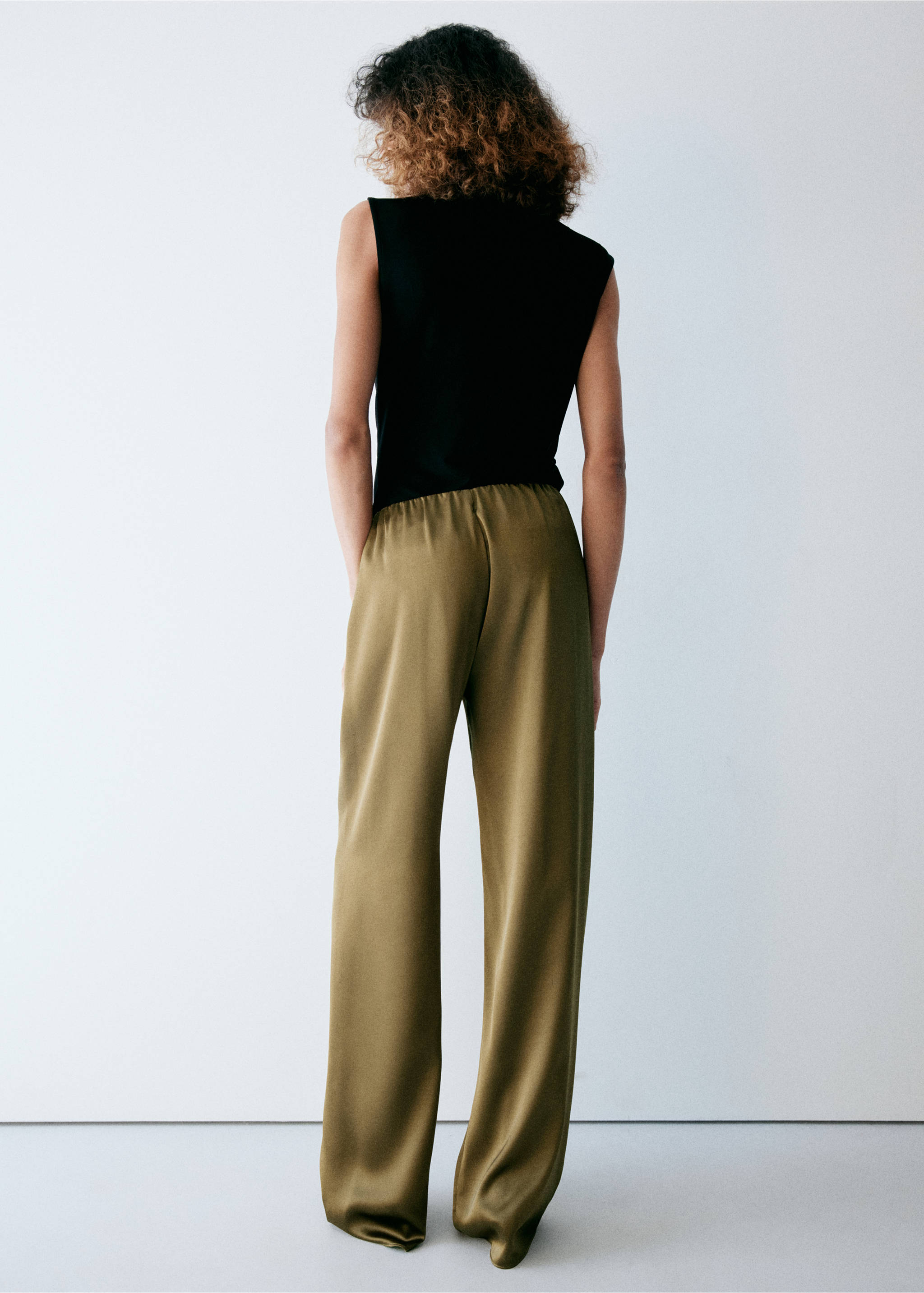 Olive-green trousers with an elasticated waistband, back view., Khaki. Ref: 37057805-00.